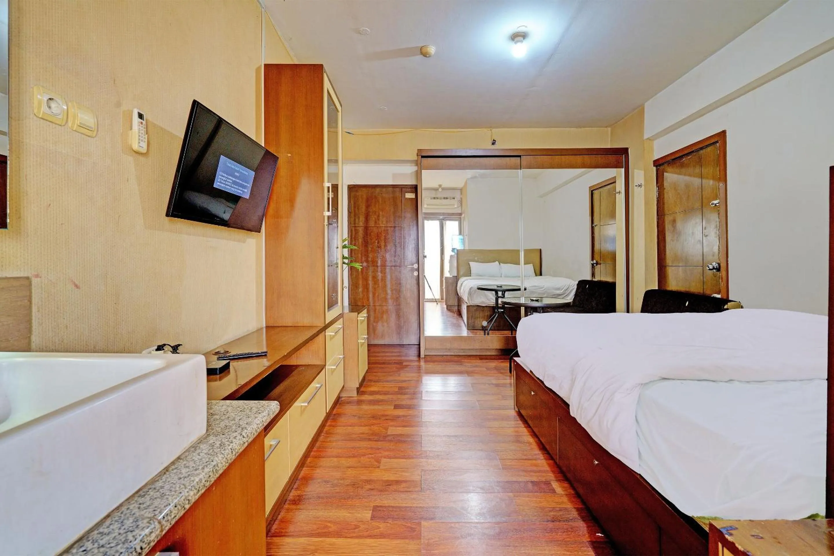 Bedroom, Bed in OYO Life 92949 Apartemen Gateway Cicadas By Qq Rent