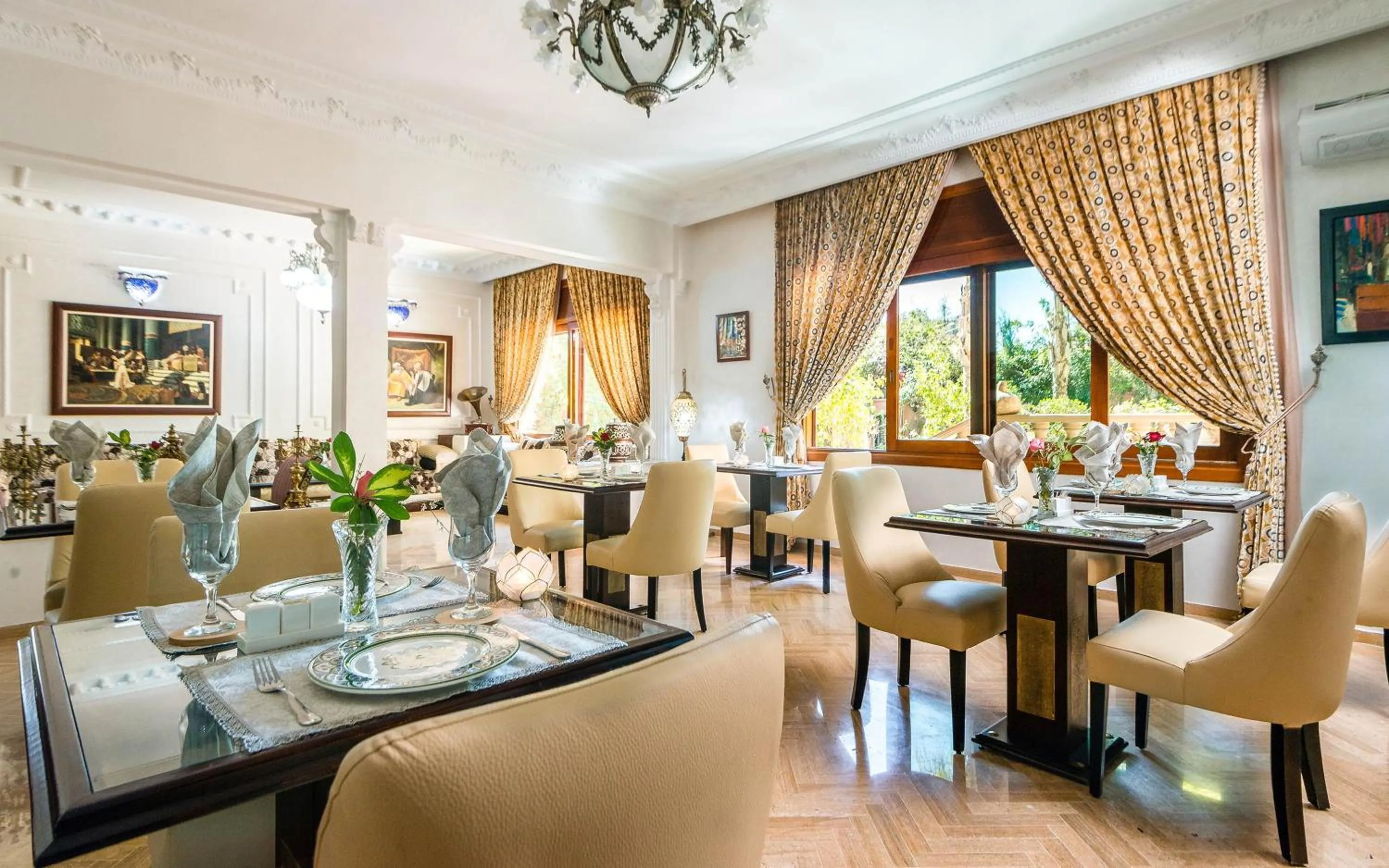 Restaurant/places to eat in Hivernage Secret Suites & Garden