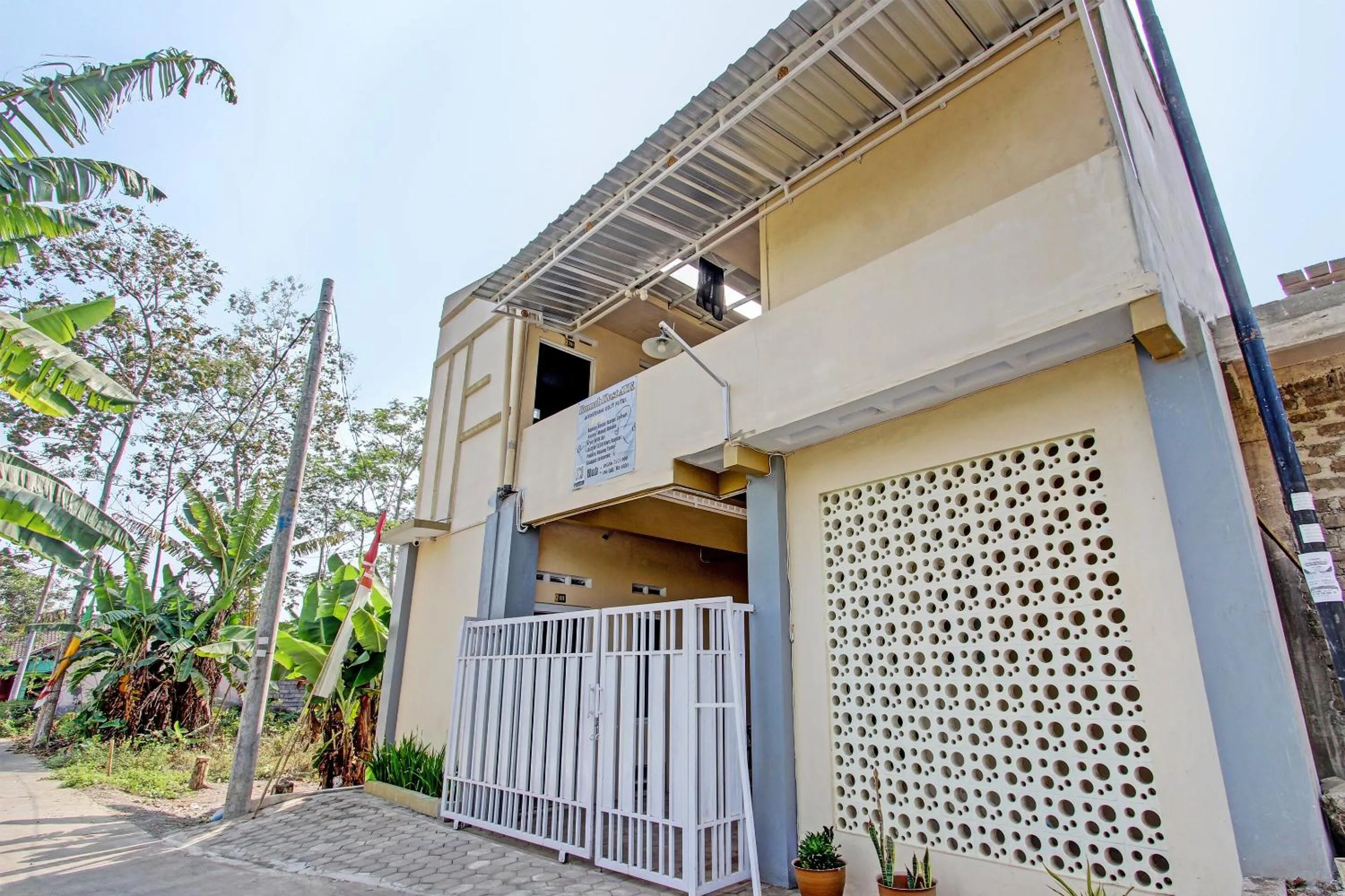 Facade/entrance in OYO Life 93034 Ayri Home