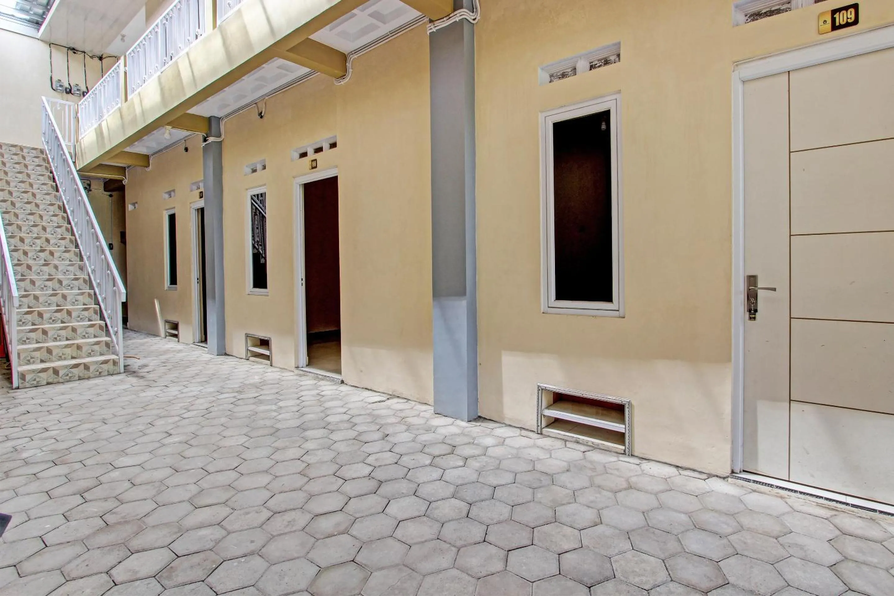 Lobby or reception in OYO Life 93034 Ayri Home