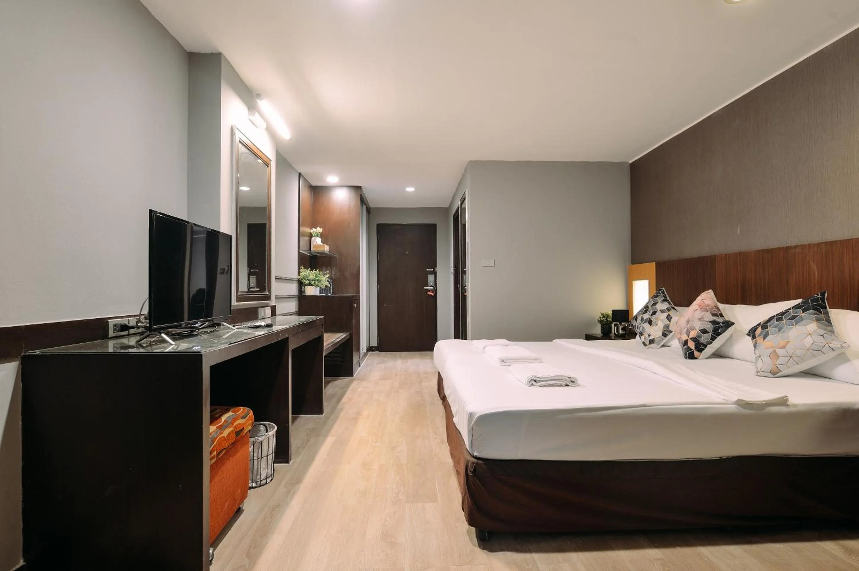 Communal lounge/ TV room, Bed in Tori crown hotel