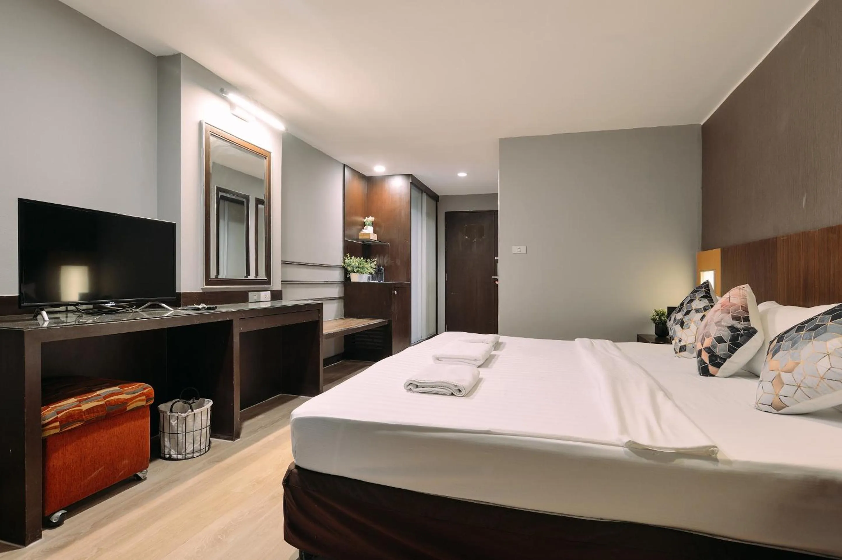 Communal lounge/ TV room, Bed in Tori crown hotel