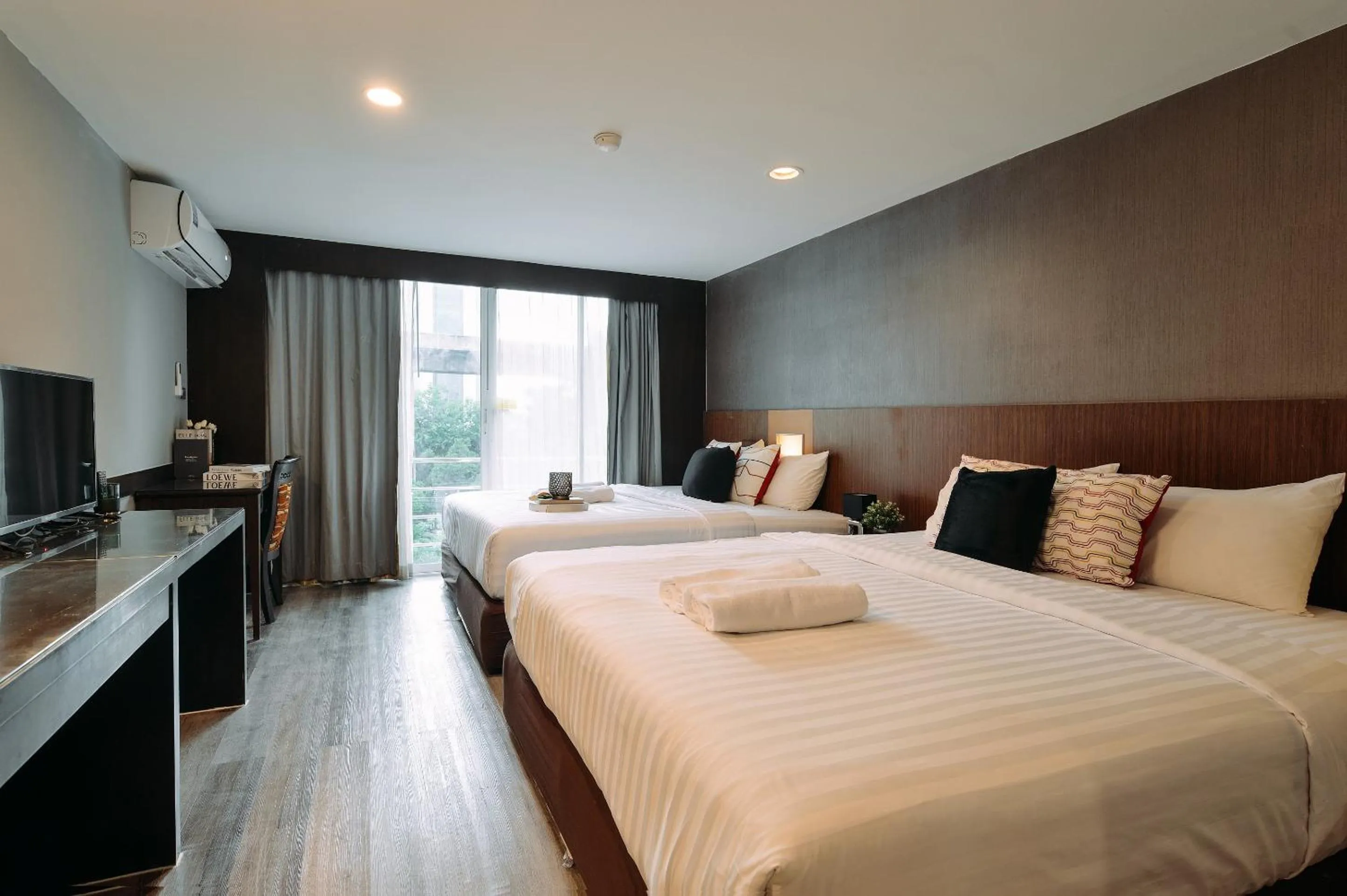 Communal lounge/ TV room, Bed in Tori crown hotel