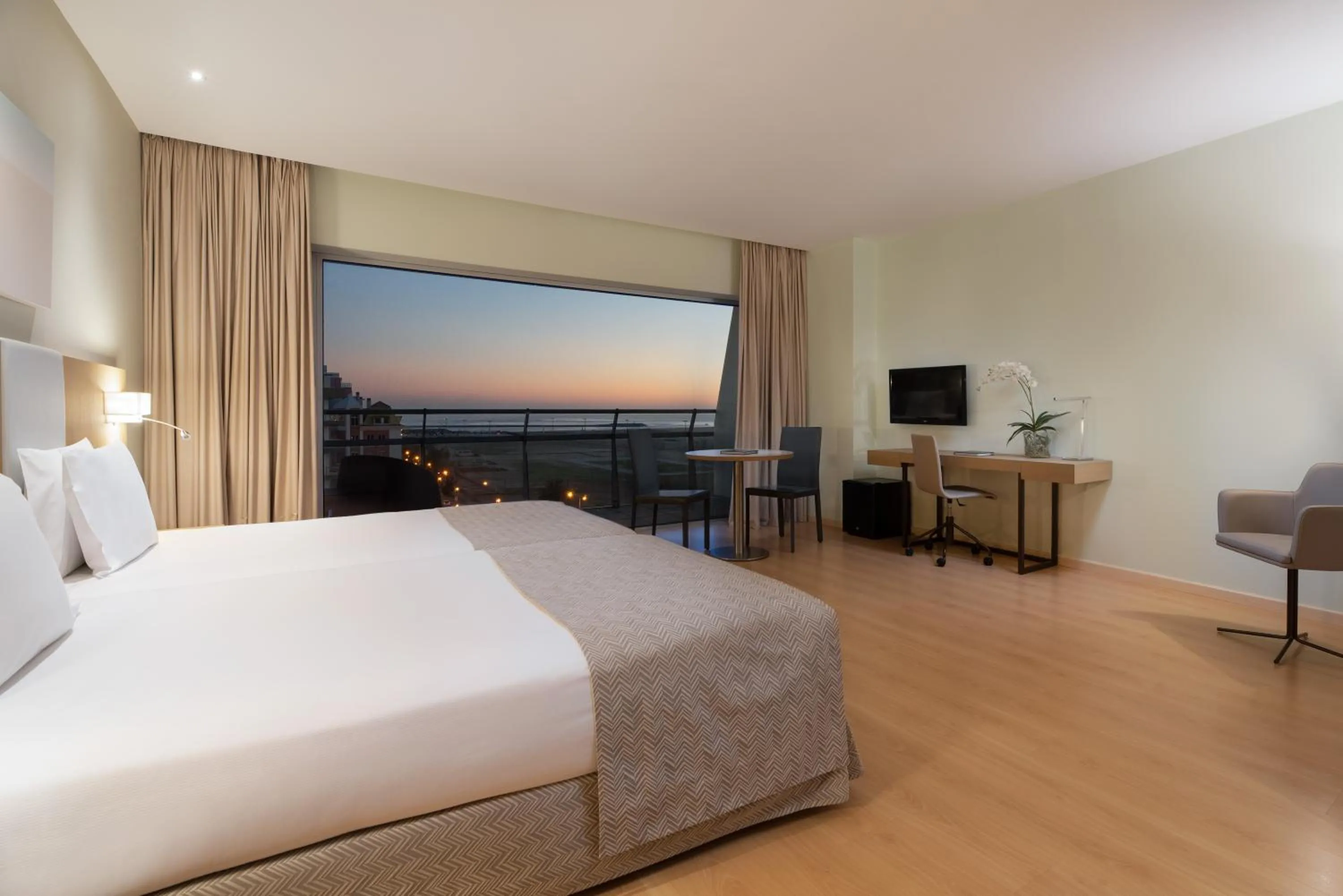 Photo of the whole room, Bed in Eurostars Oasis Plaza