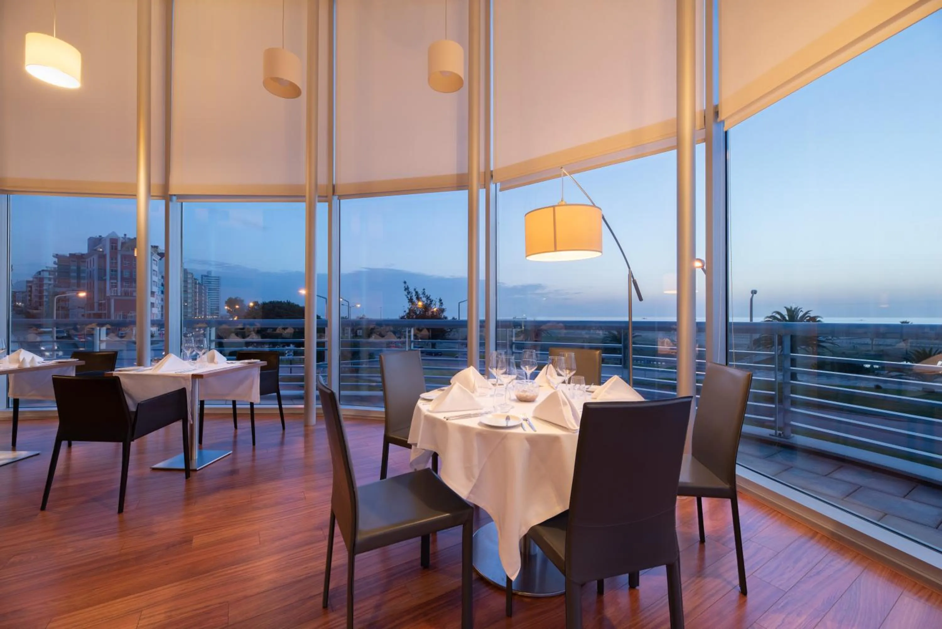 Restaurant/places to eat in Eurostars Oasis Plaza