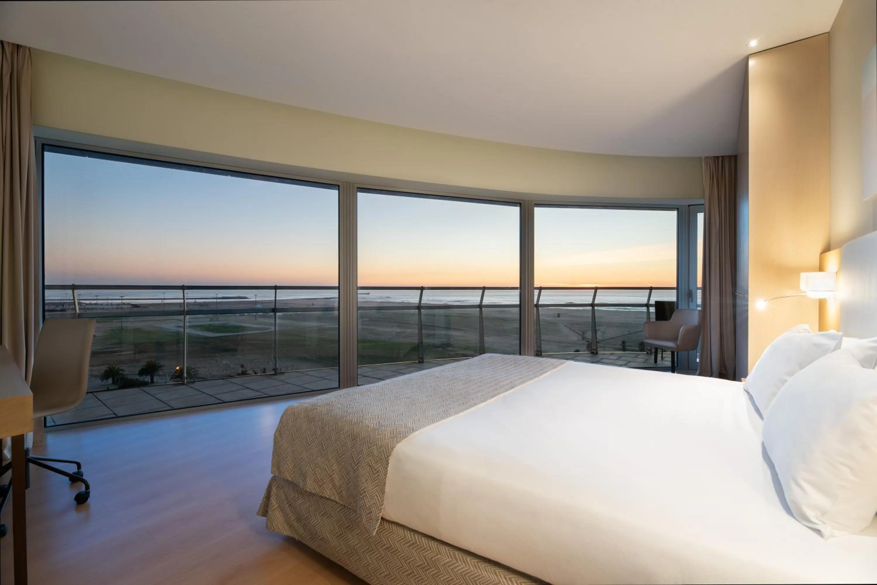 Sea view, Bed in Eurostars Oasis Plaza