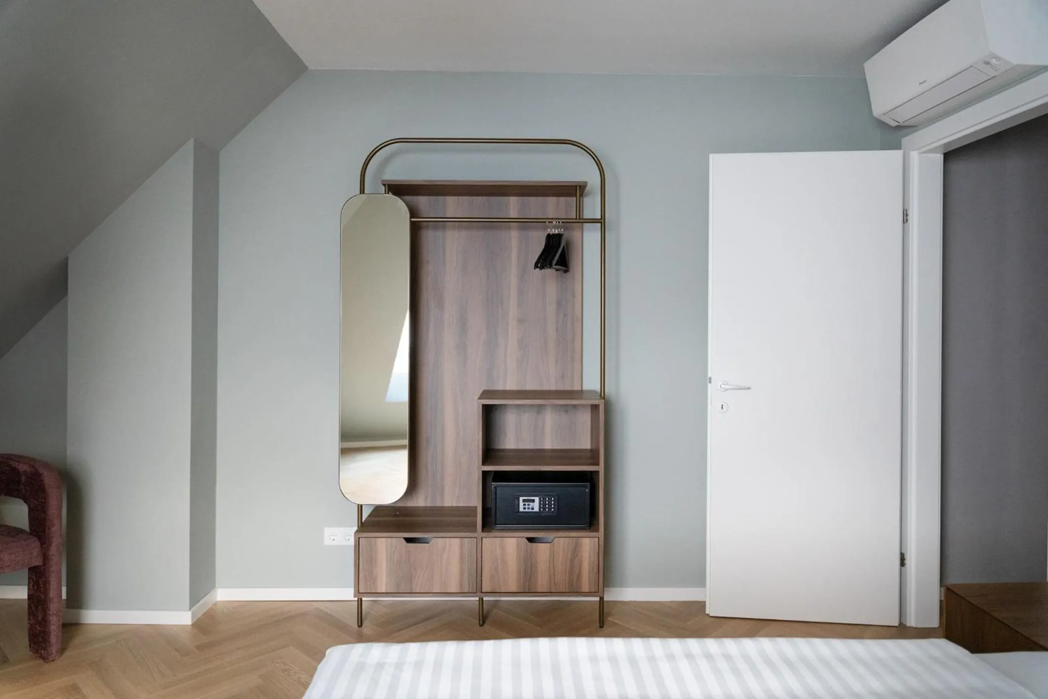 wardrobe, Bed in Numa Vienna Terra