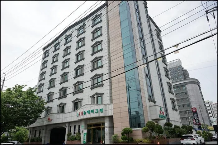 Property building in Hotel New Evergreen