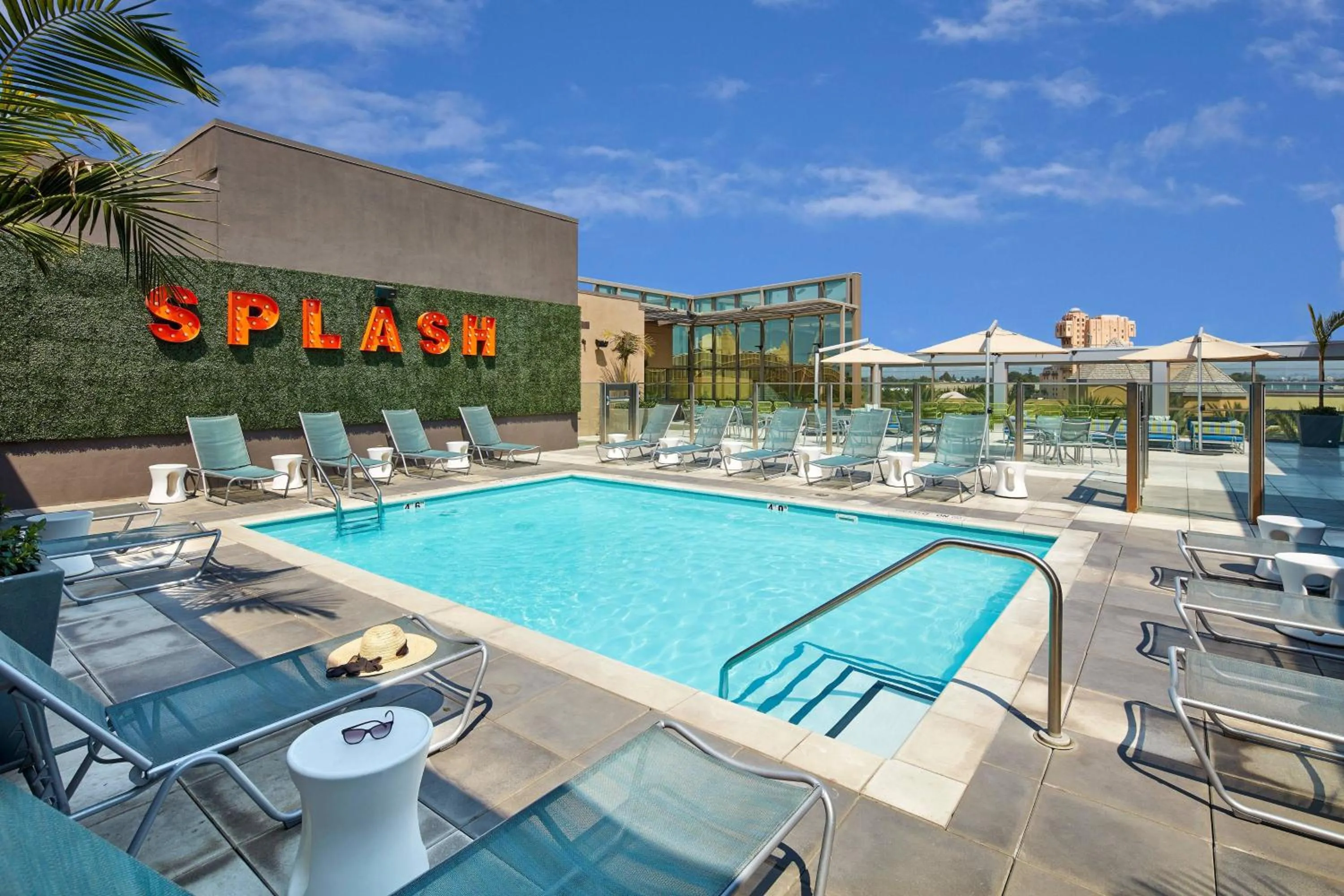 Swimming pool in SpringHill Suites by Marriott at Anaheim Resort Area/Convention Center