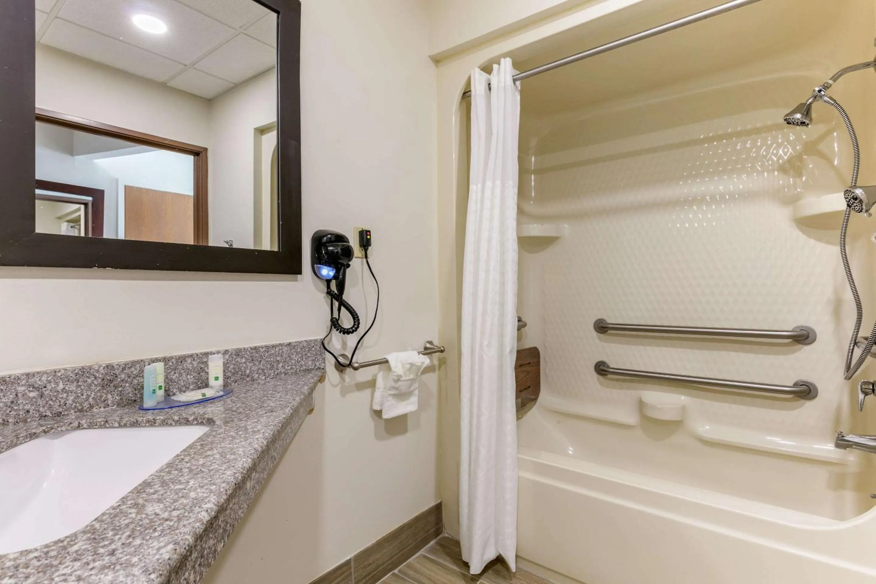 Bathroom in Quality Inn Cape Girardeau North