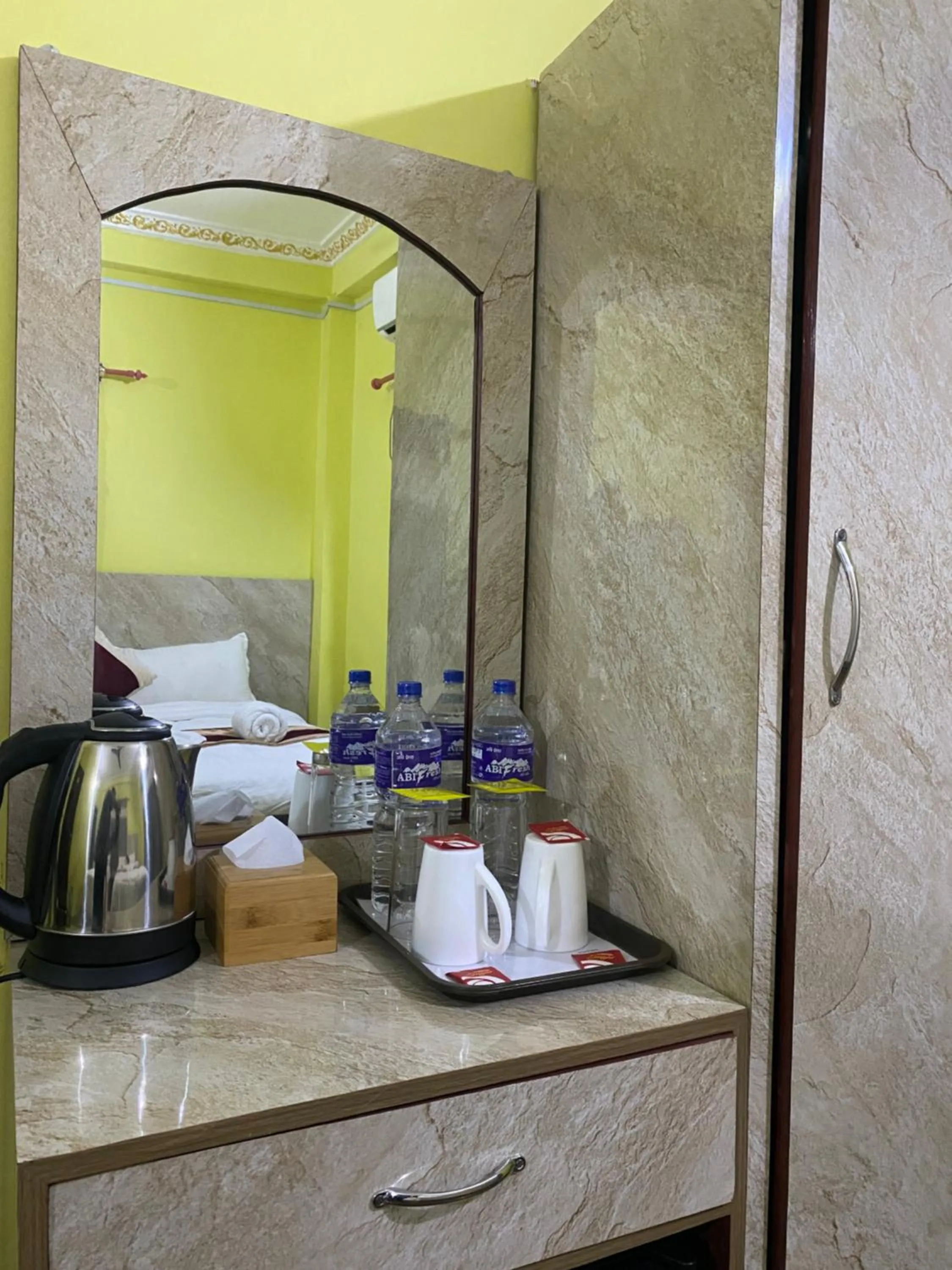 Coffee/tea facilities, Bed in Hotel Kavya Inn