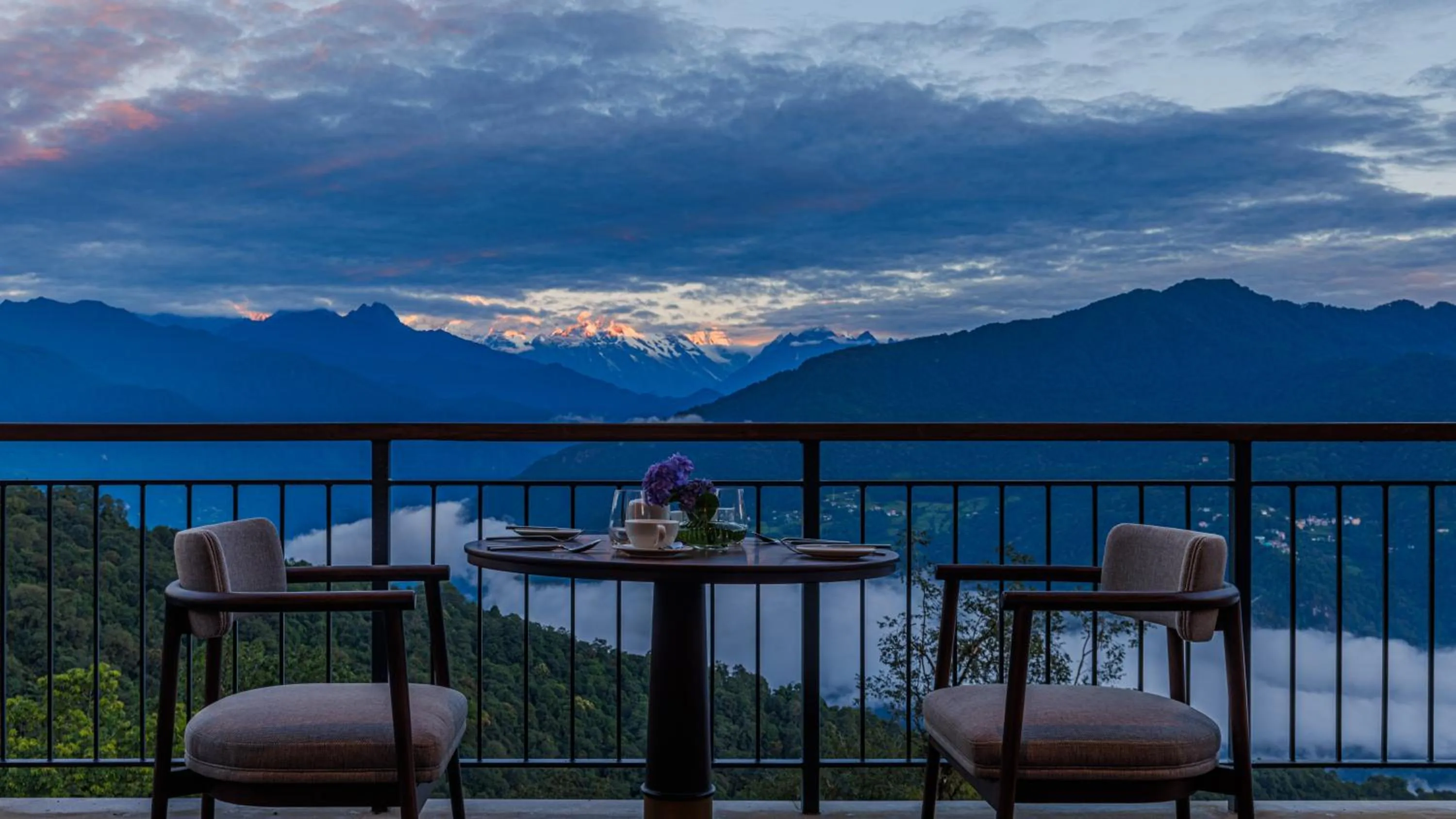 Restaurant/places to eat in Taj Guras Kutir Resort & Spa, Gangtok