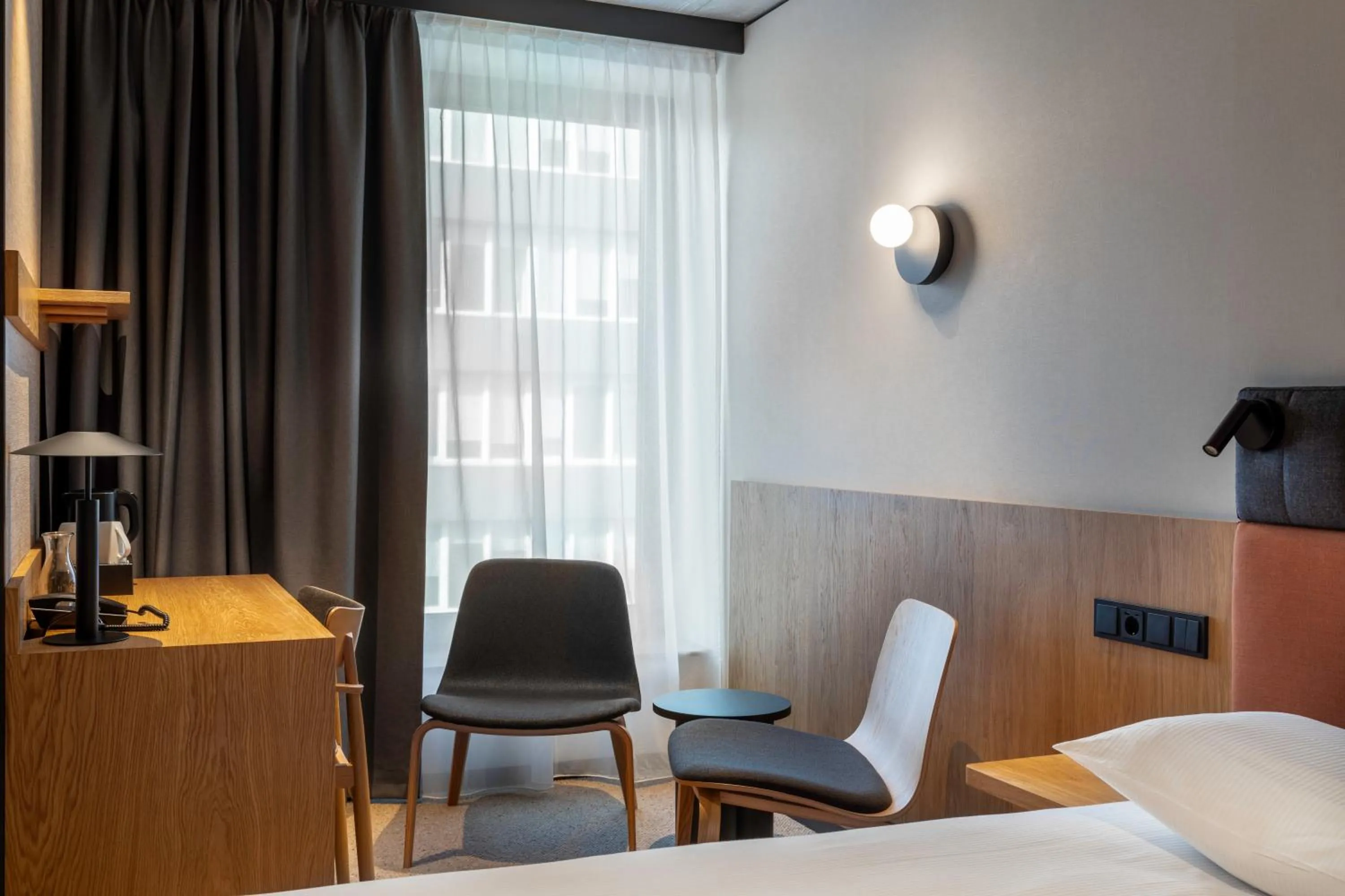 Seating area, Bed in Qubus Hotel Katowice