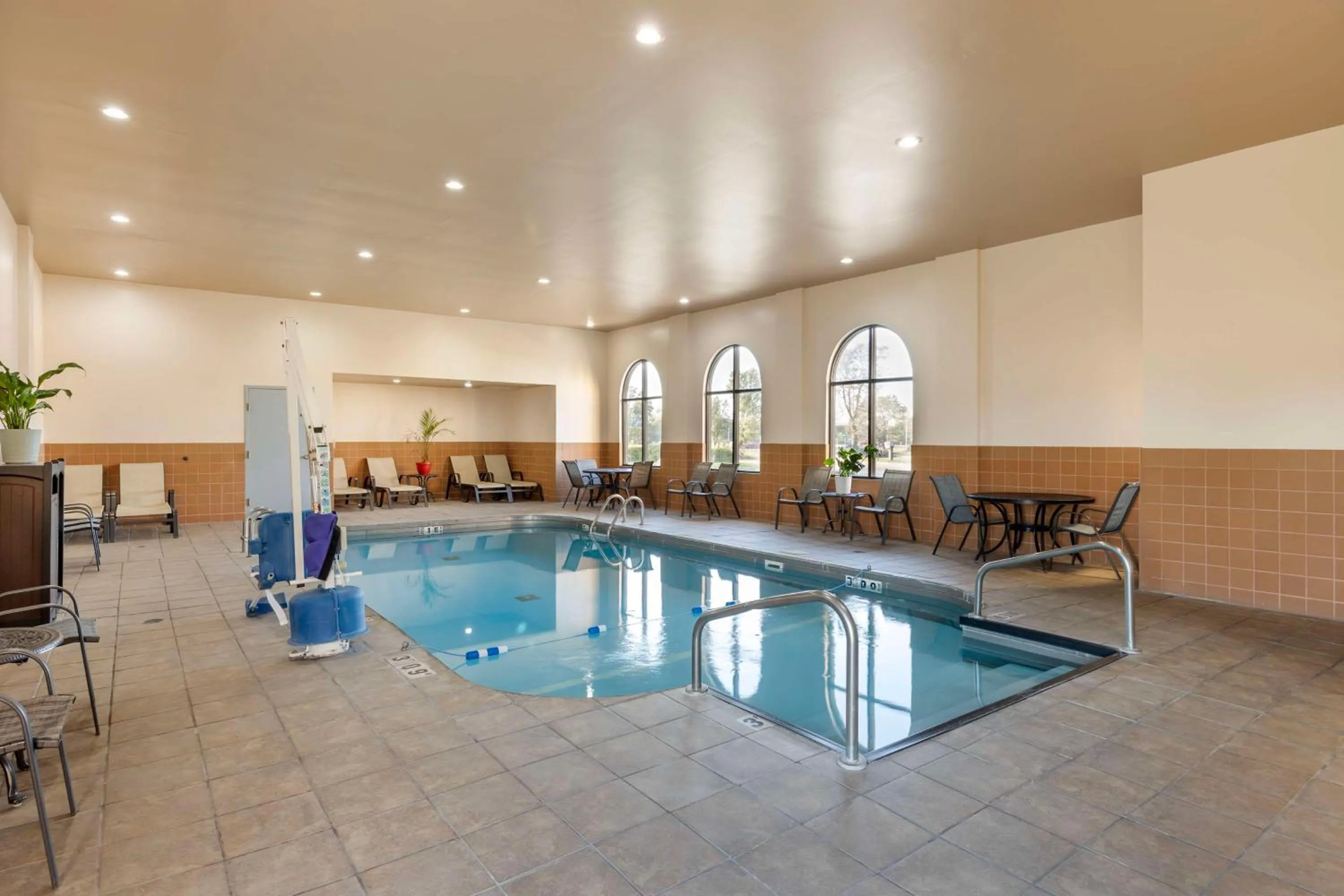 Pool view in Best Western Plus Sikeston