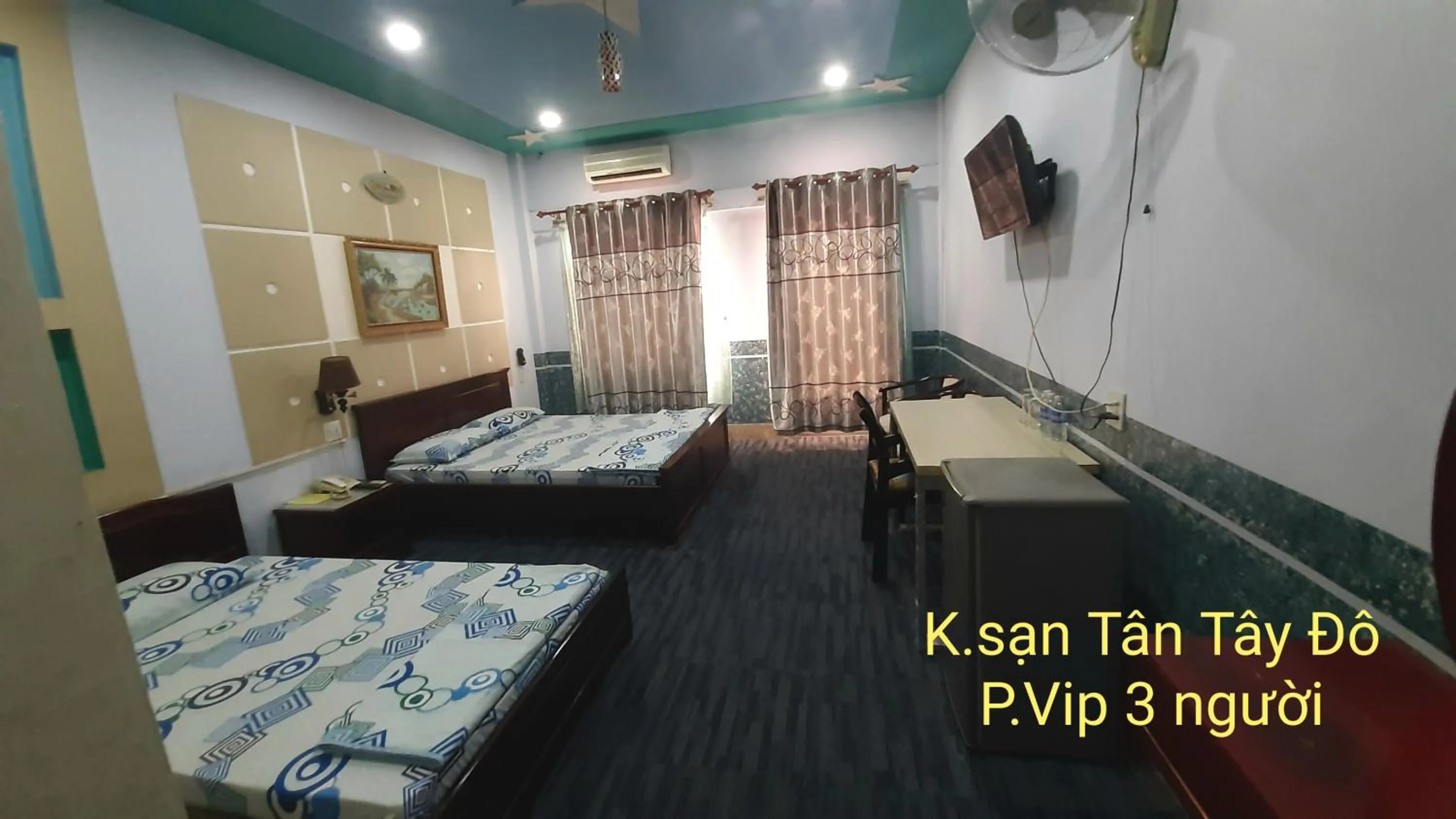 Bed in Tan Tay Do Hotel