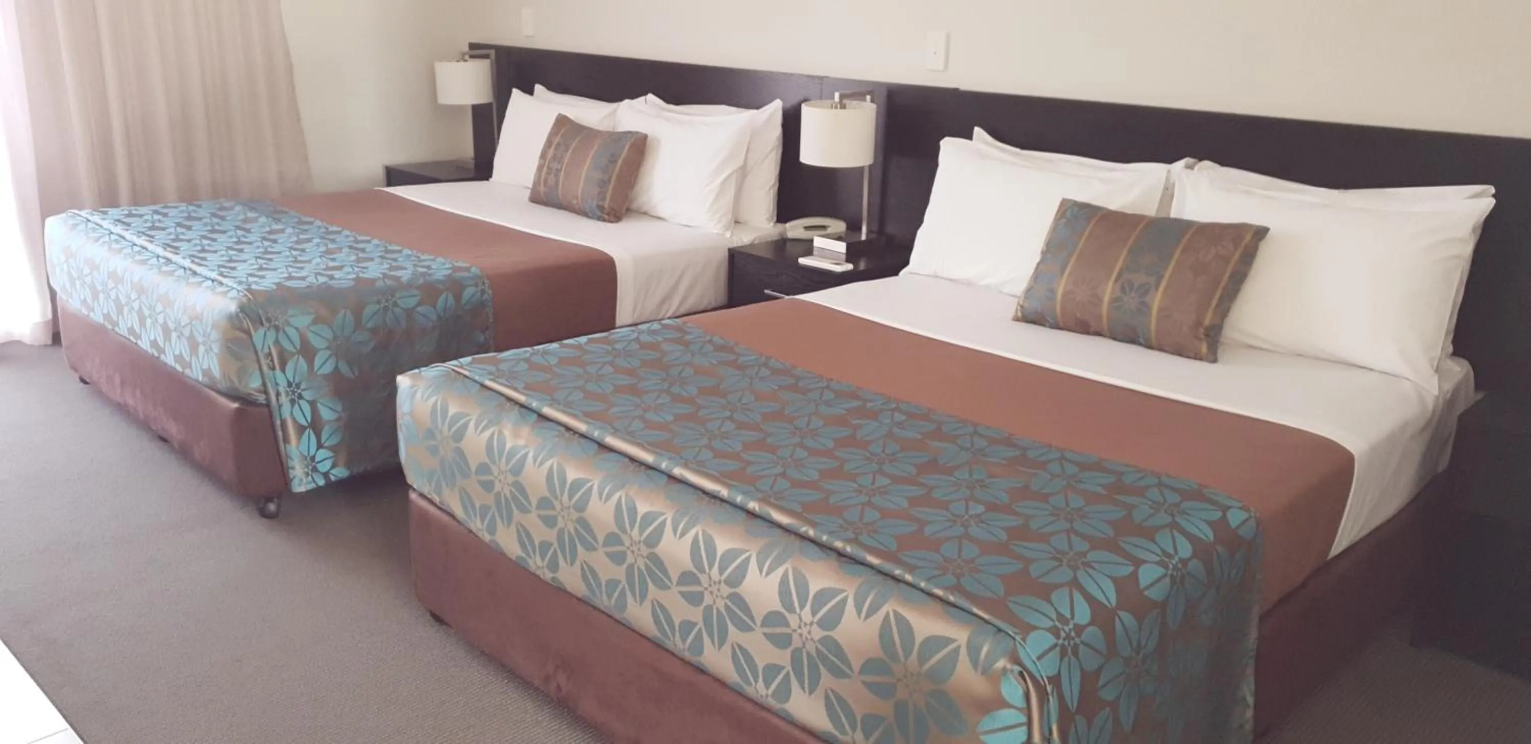 Bedroom, Bed in Royal Motel Miles