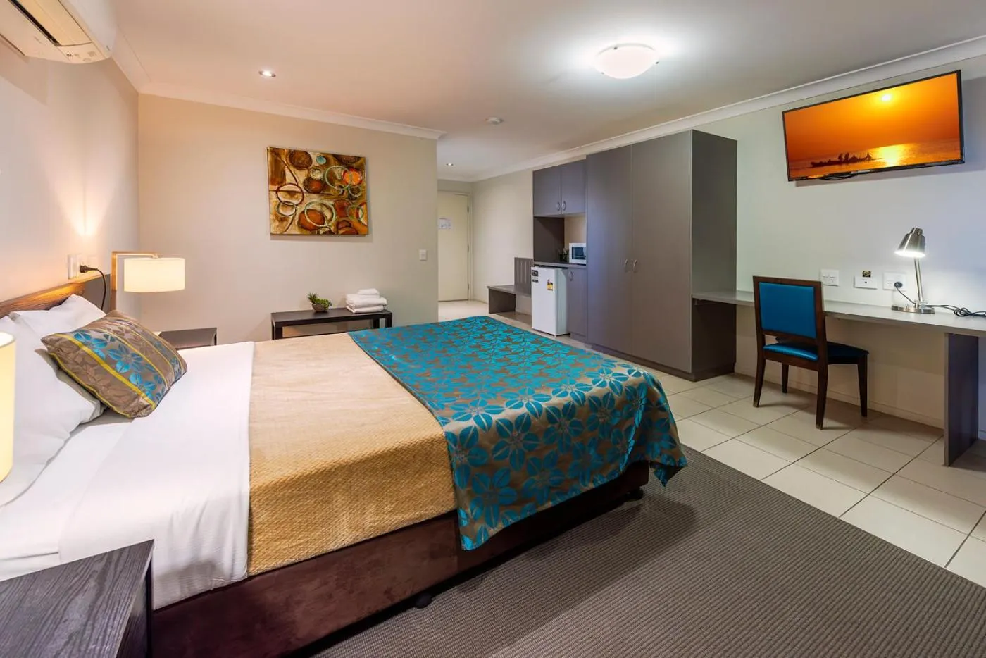 Bed in Royal Motel Miles