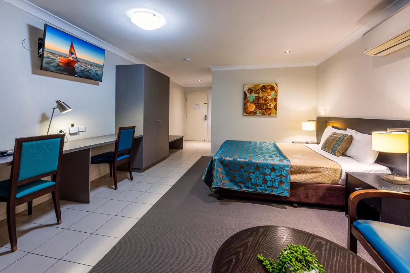 Bed in Royal Motel Miles