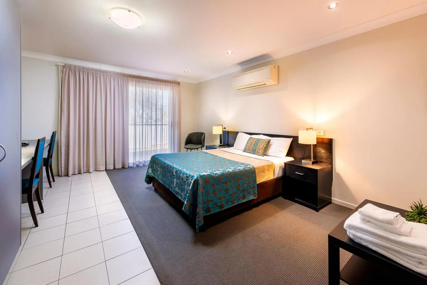 Bed in Royal Motel Miles