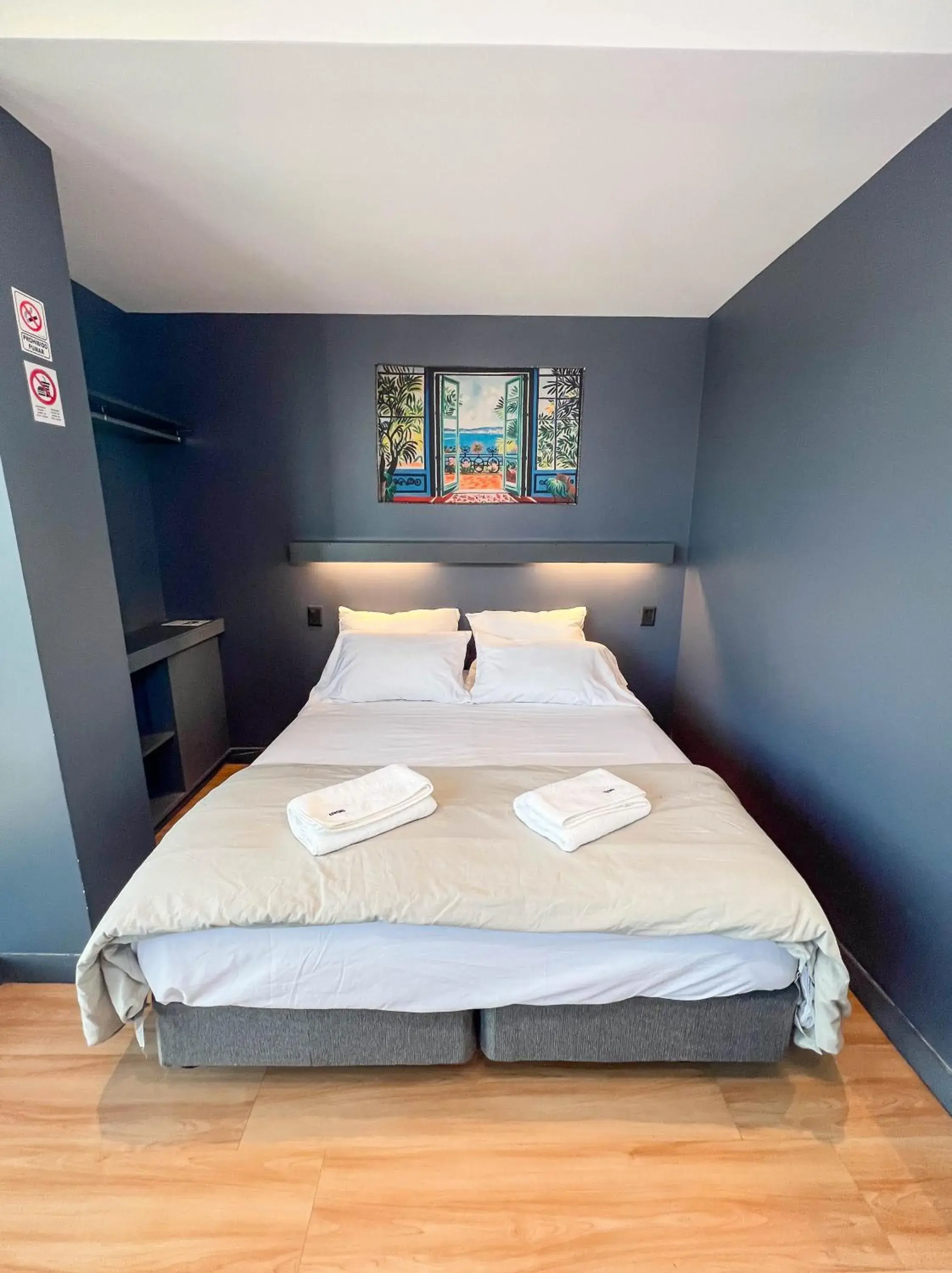 Double or Twin Room with Private External Bathroom in MONS hostel Double or Twin Room with Private External Bathroom in MONS hostel