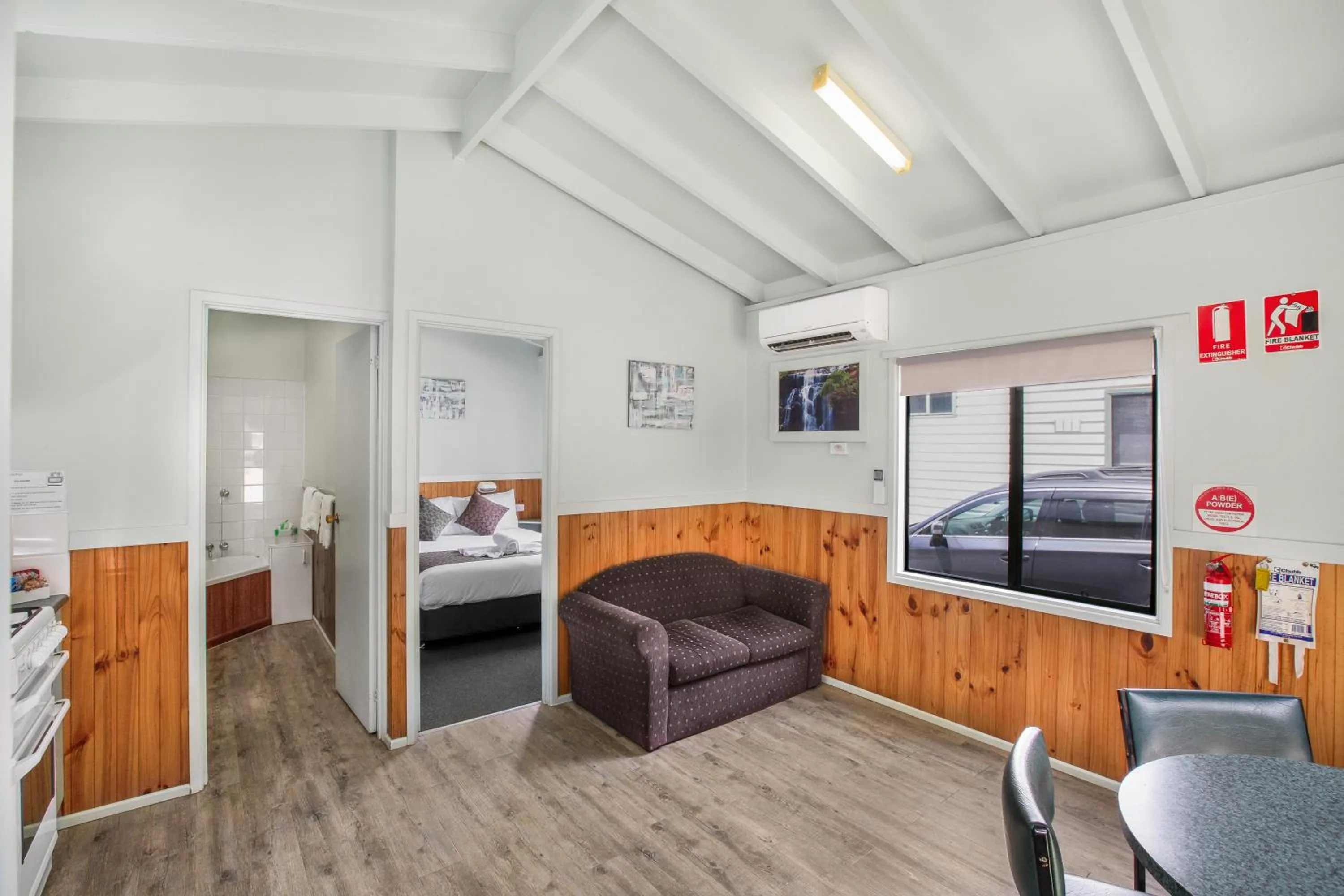 Living room, Bed in Breeze Holiday Parks - Halls Gap