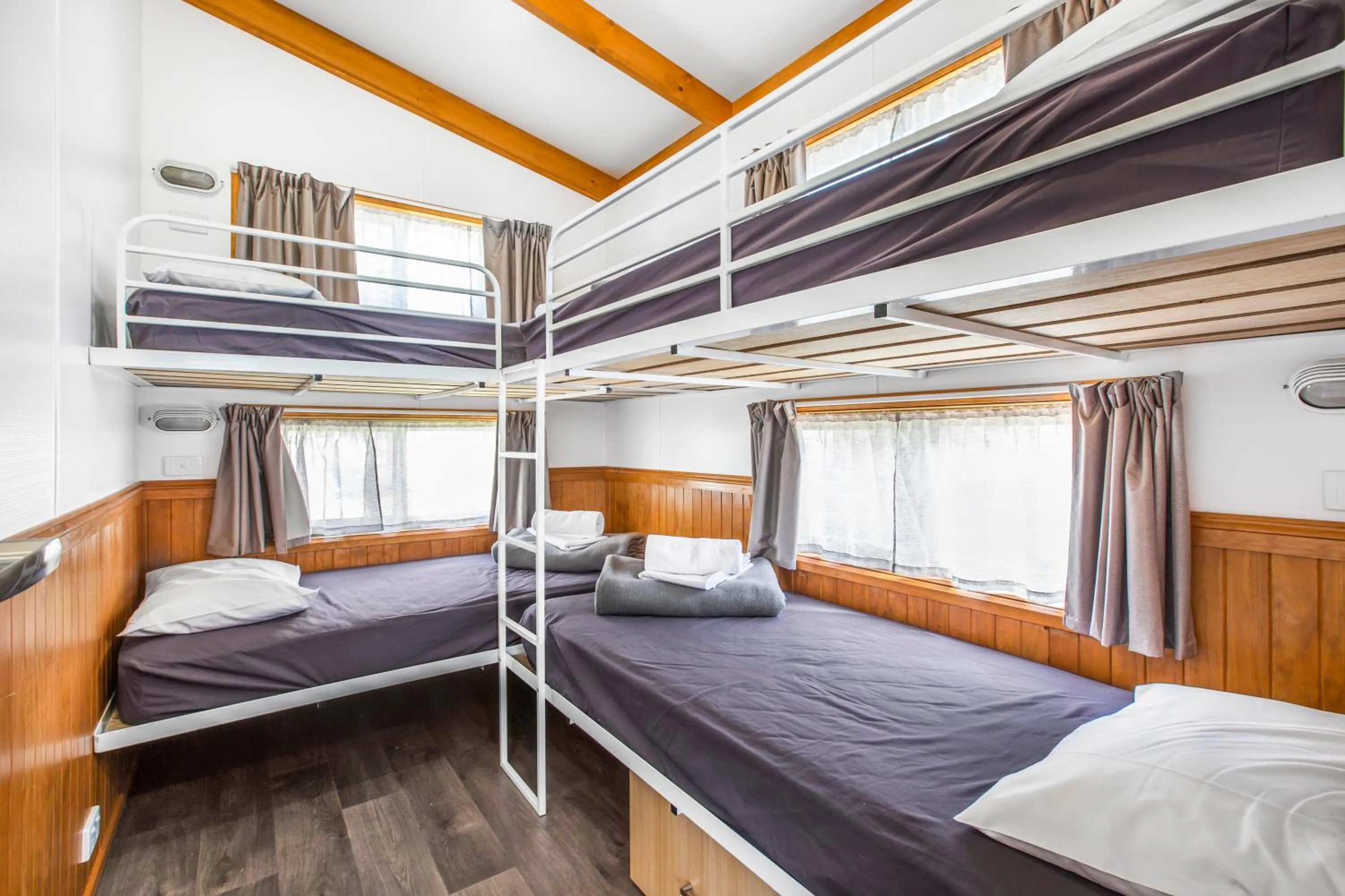 Bed in Breeze Holiday Parks - Halls Gap