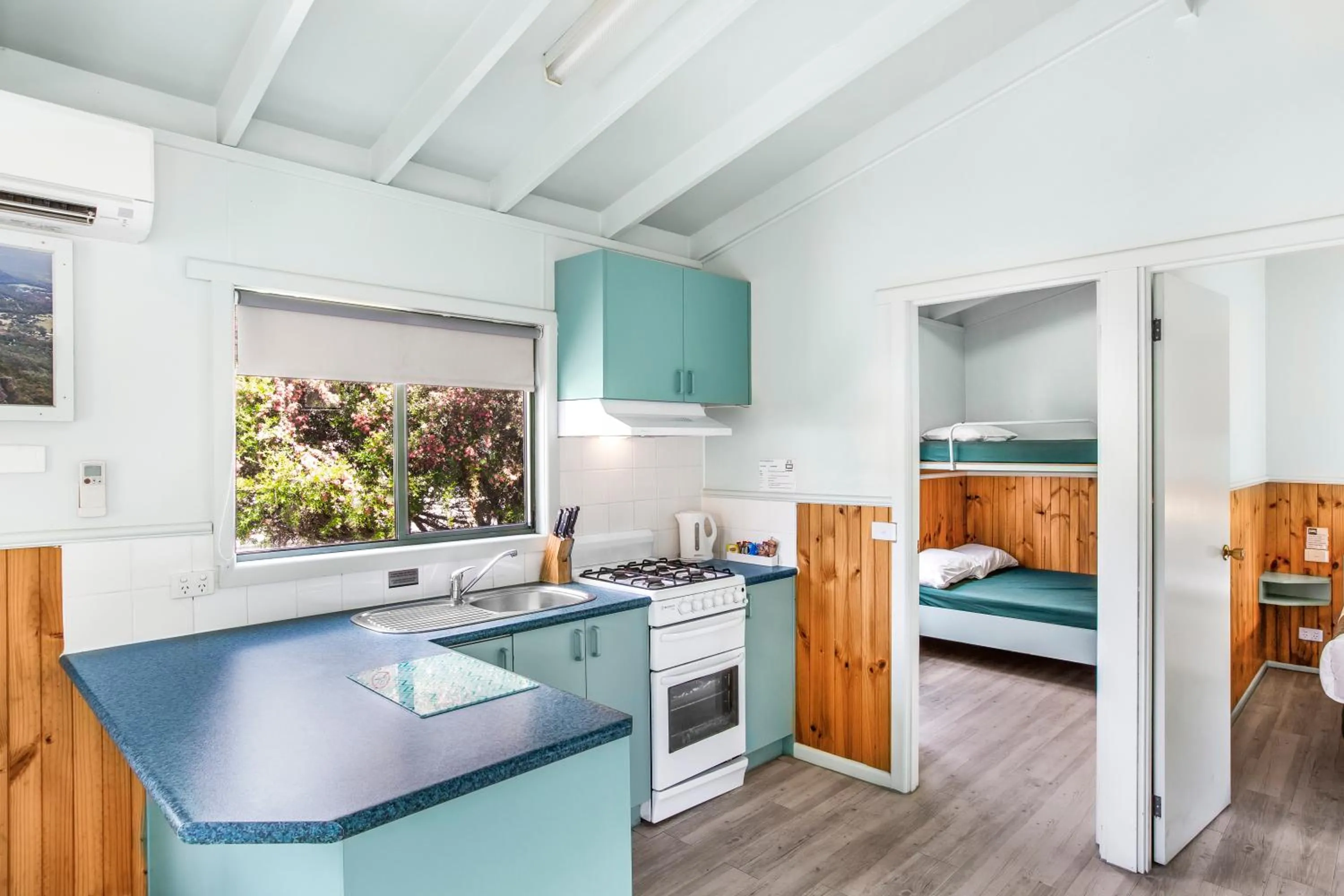 Kitchen or kitchenette, Bed in Breeze Holiday Parks - Halls Gap