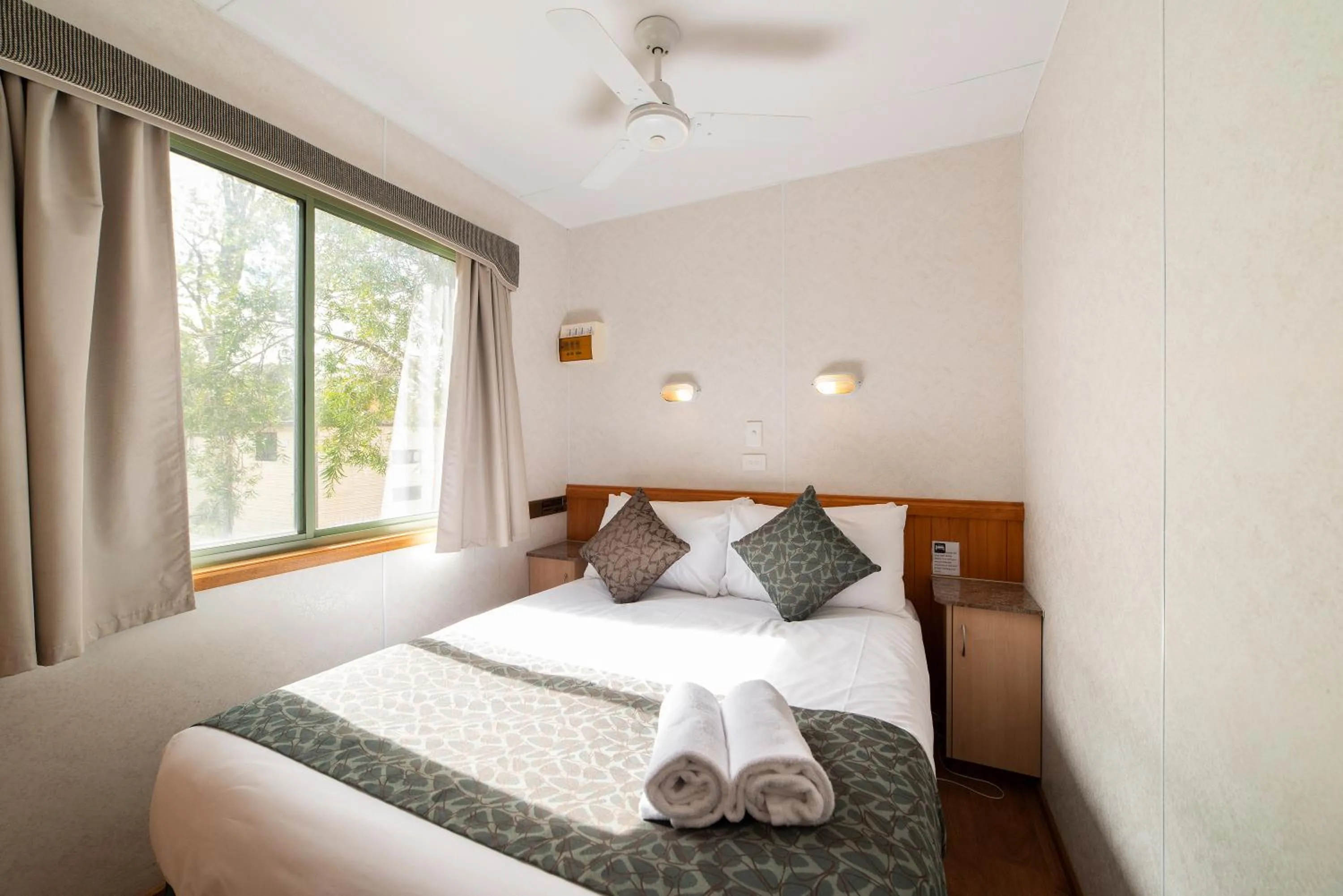 Bedroom, Bed in Breeze Holiday Parks - Halls Gap