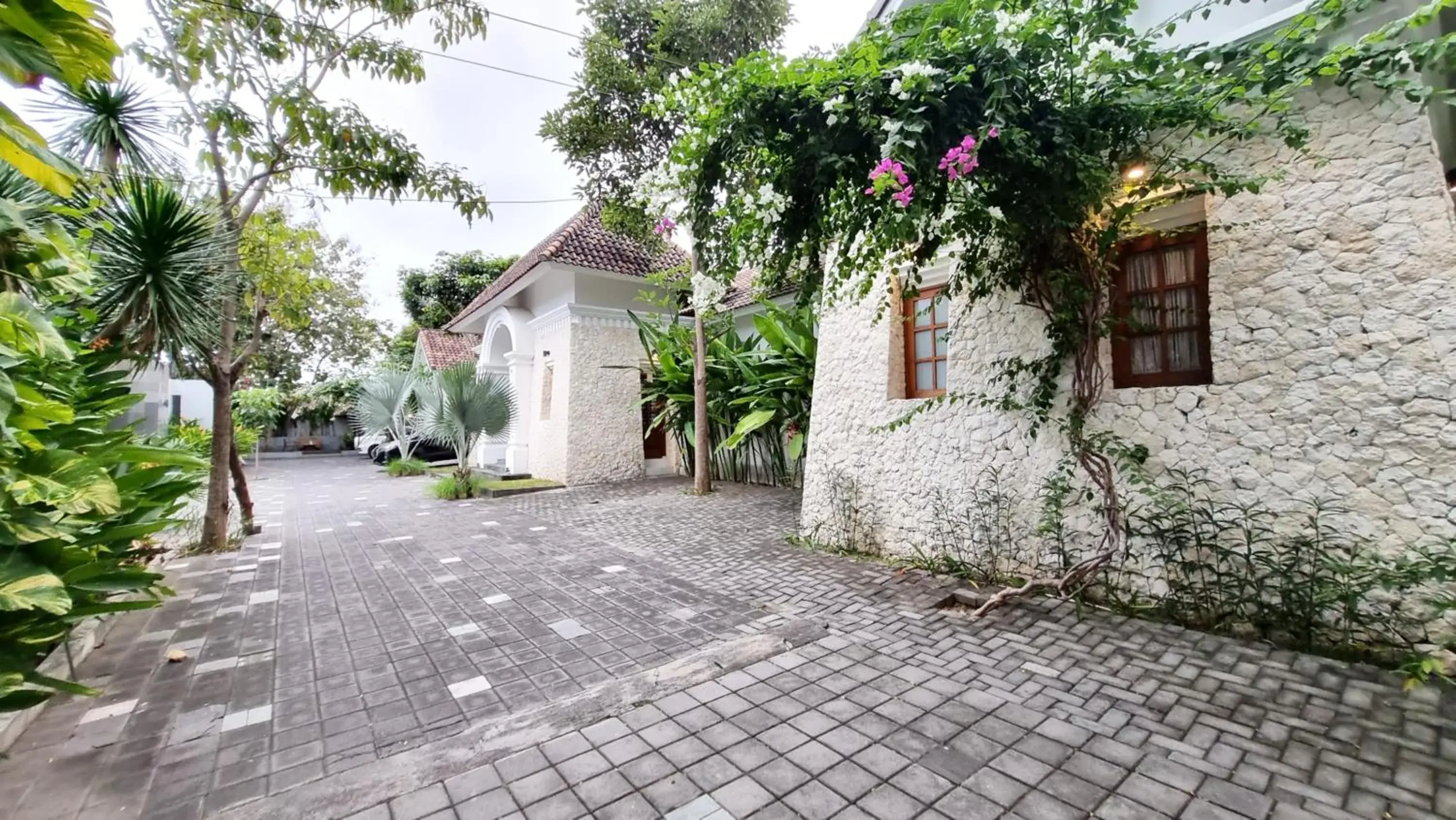 Kolonia Superior Pool Access in Omatha Village Kolonia Superior Pool Access in Omatha Village