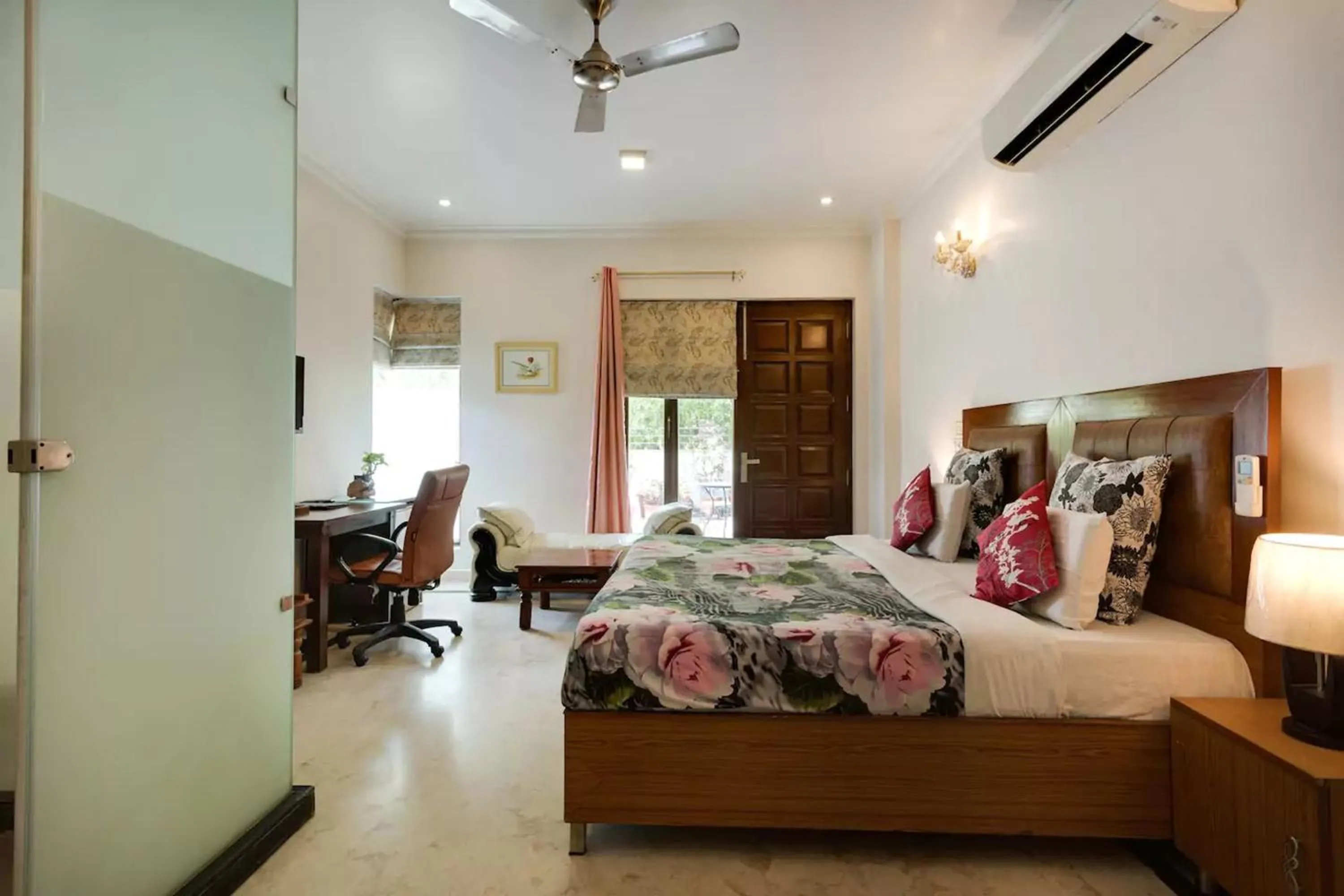 Bedroom, Bed in Perch Arbor Suites