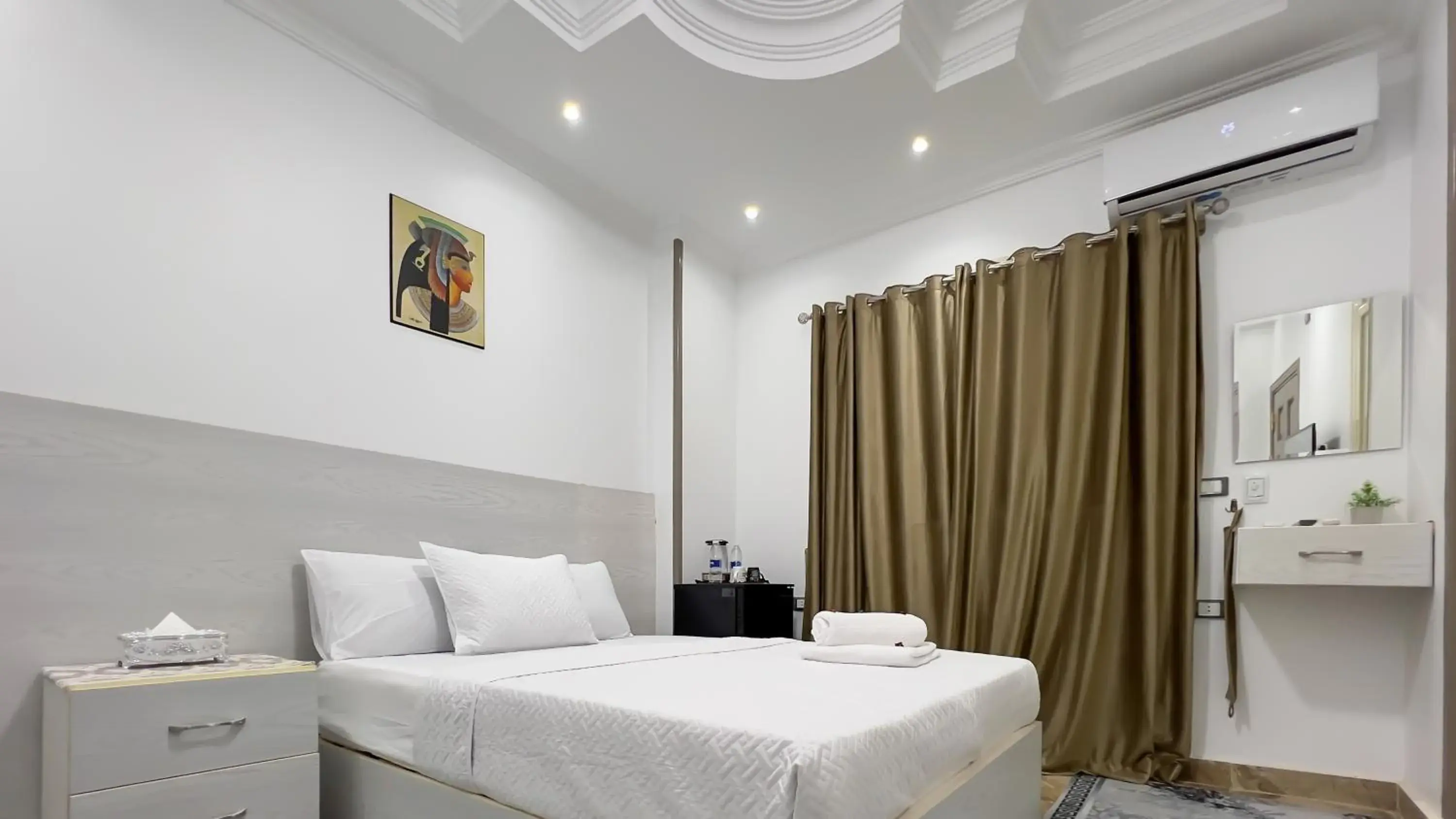 Queen Room with Balcony - single occupancy in AlaskaPyramidsView Queen Room with Balcony - single occupancy in AlaskaPyramidsView