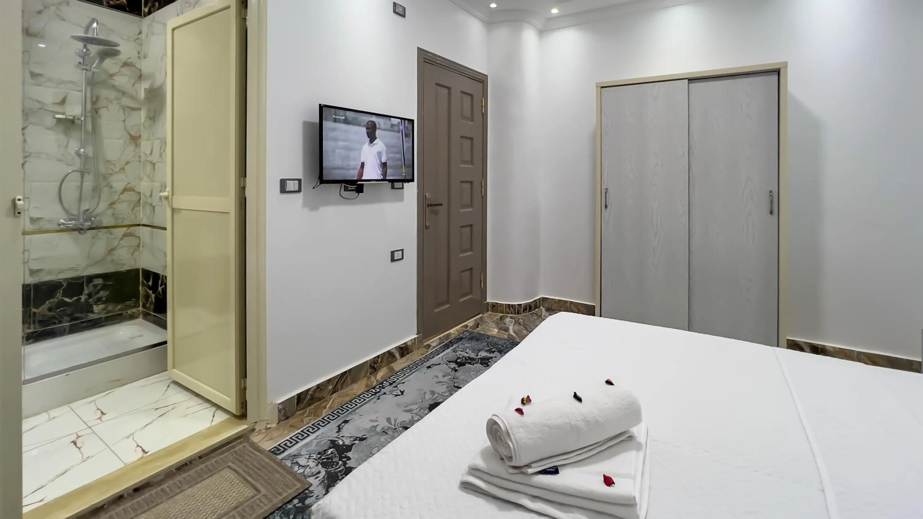 Bed in AlaskaPyramidsView