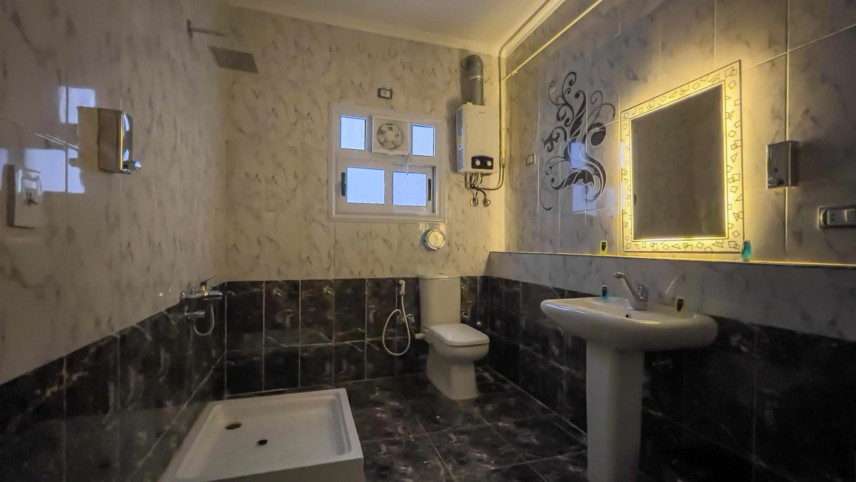 Double or Twin Room - single occupancy in AlaskaPyramidsView Double or Twin Room - single occupancy in AlaskaPyramidsView