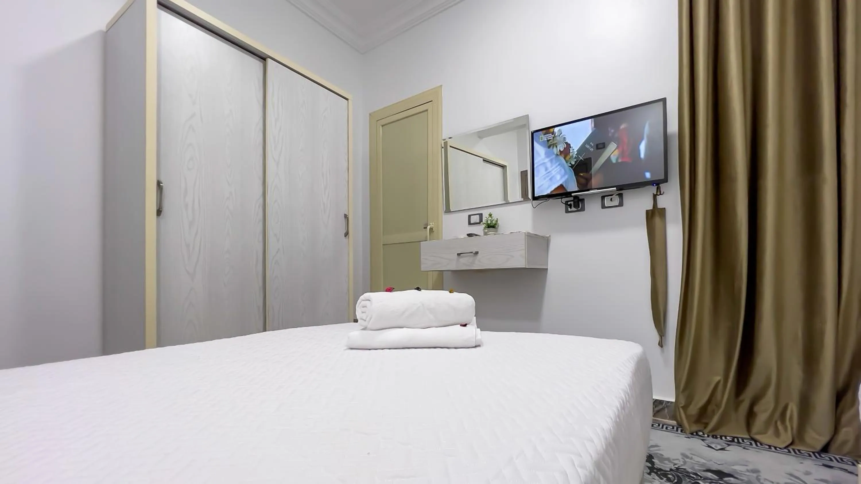 TV and multimedia, Bed in AlaskaPyramidsView