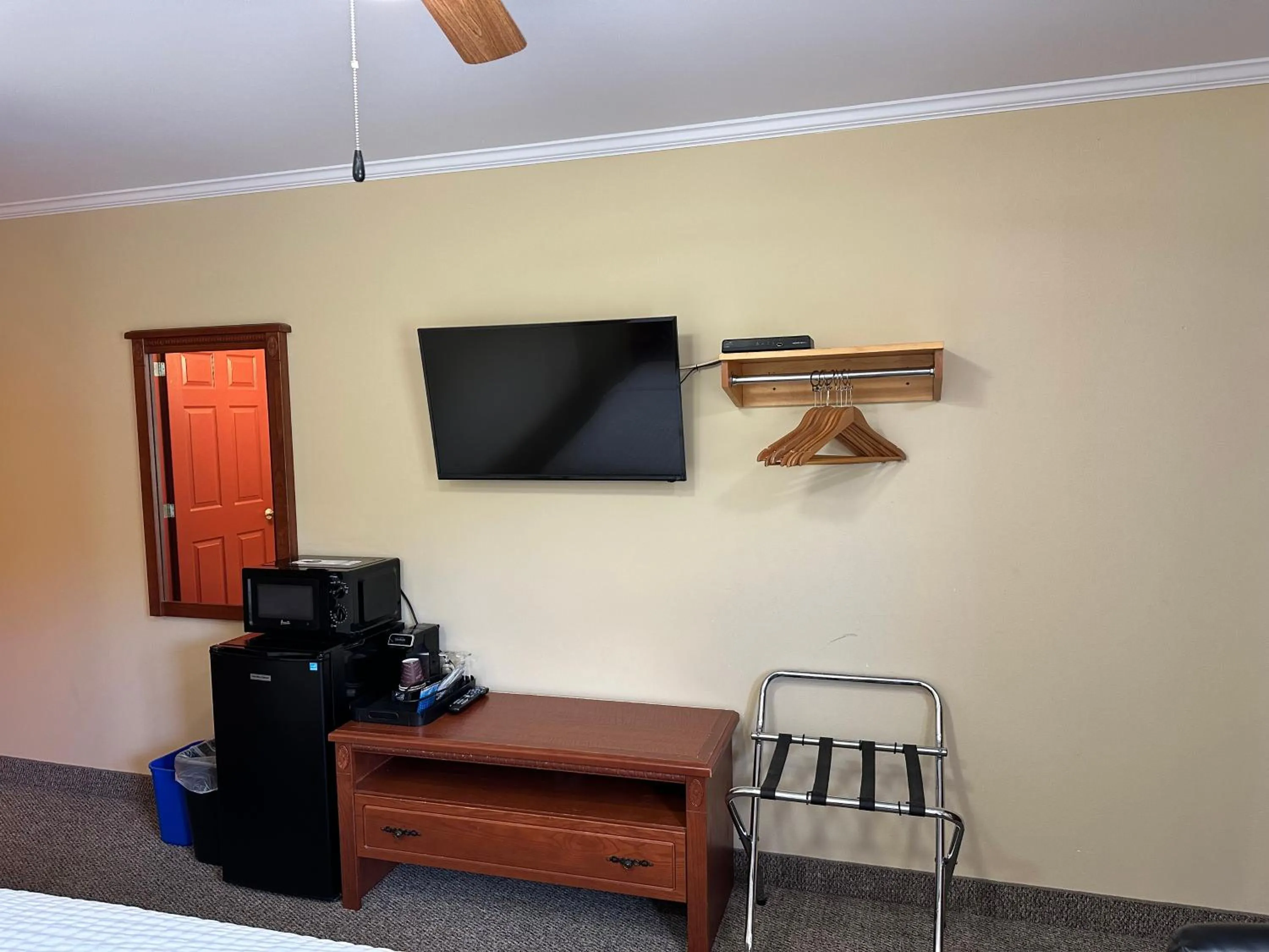 TV and multimedia in Travellers Inn Fredericton NB