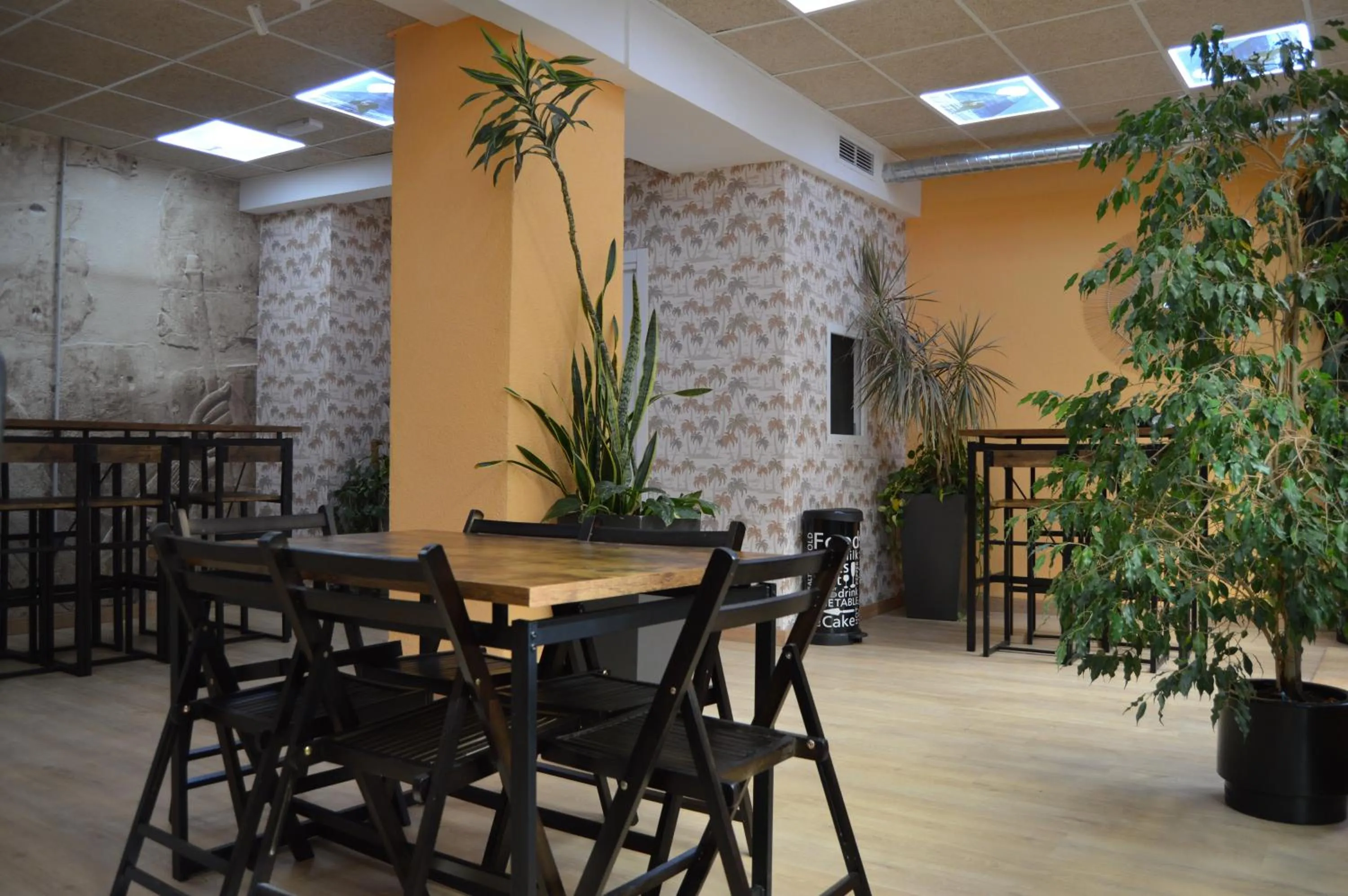 Living room in Debod Hostel