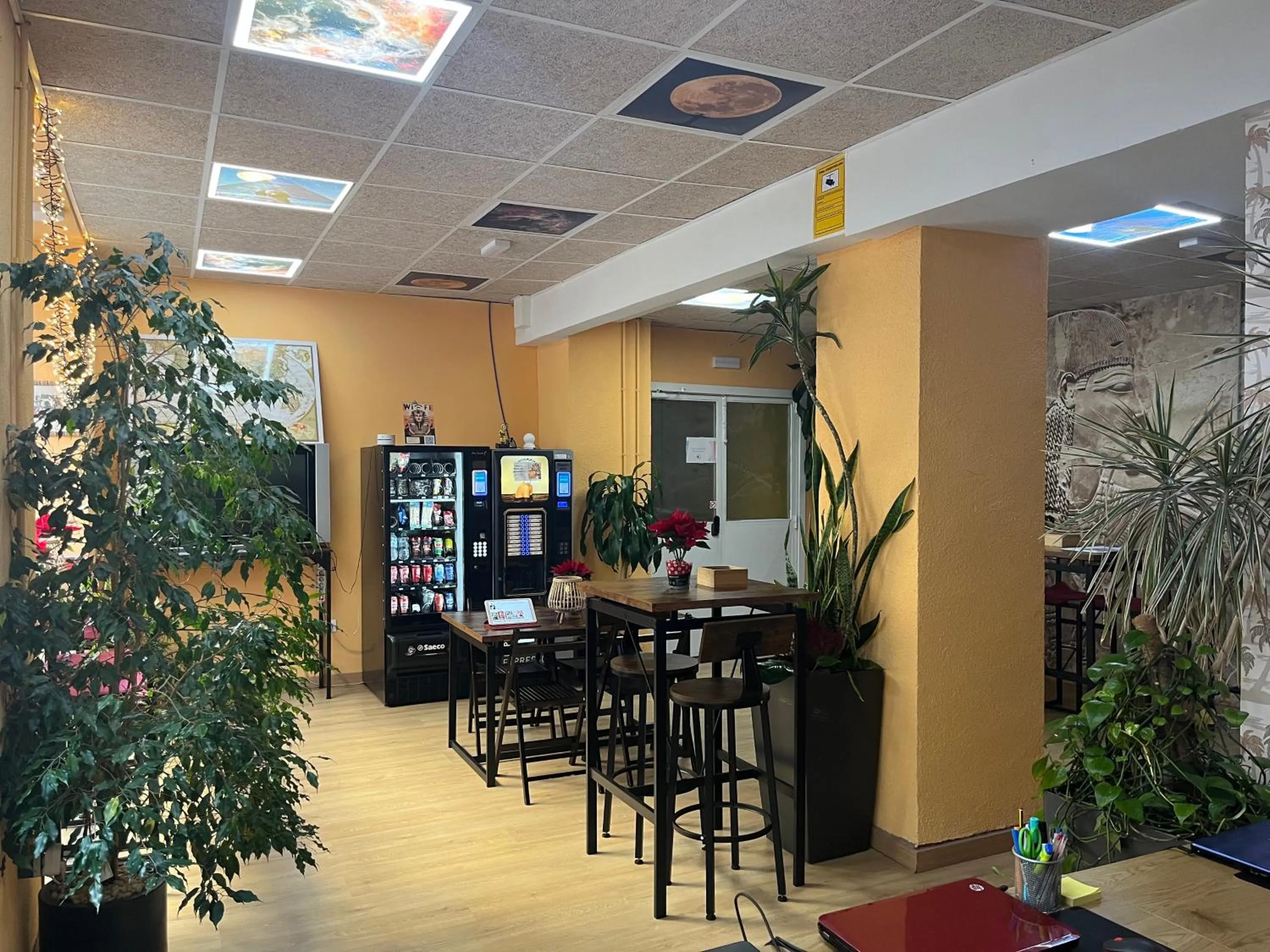 Living room in Debod Hostel