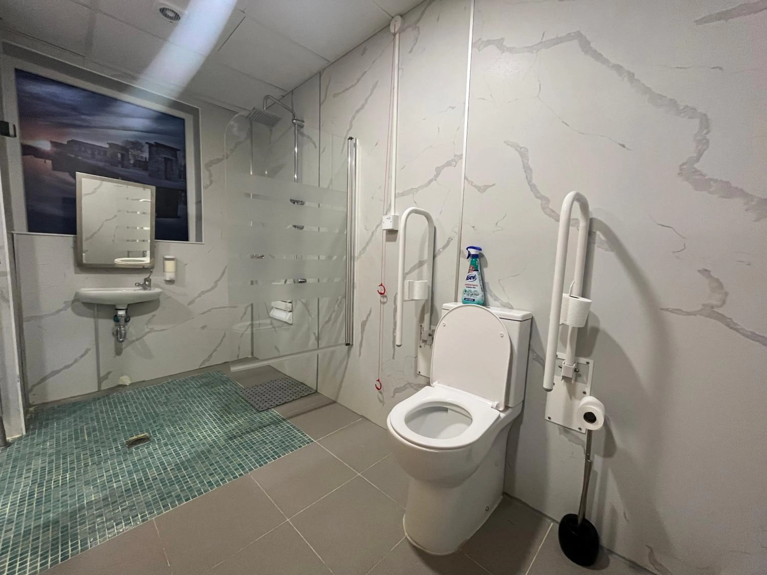 Bathroom in Debod Hostel