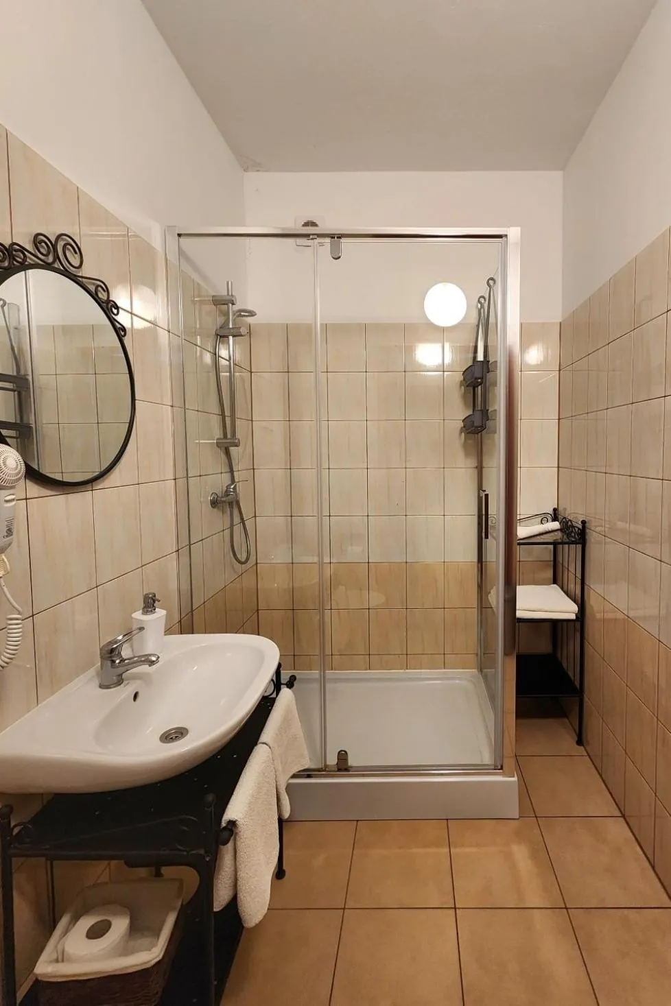 Shower in Hostel Zamość - pokoje gościnne - bezpłatny parking