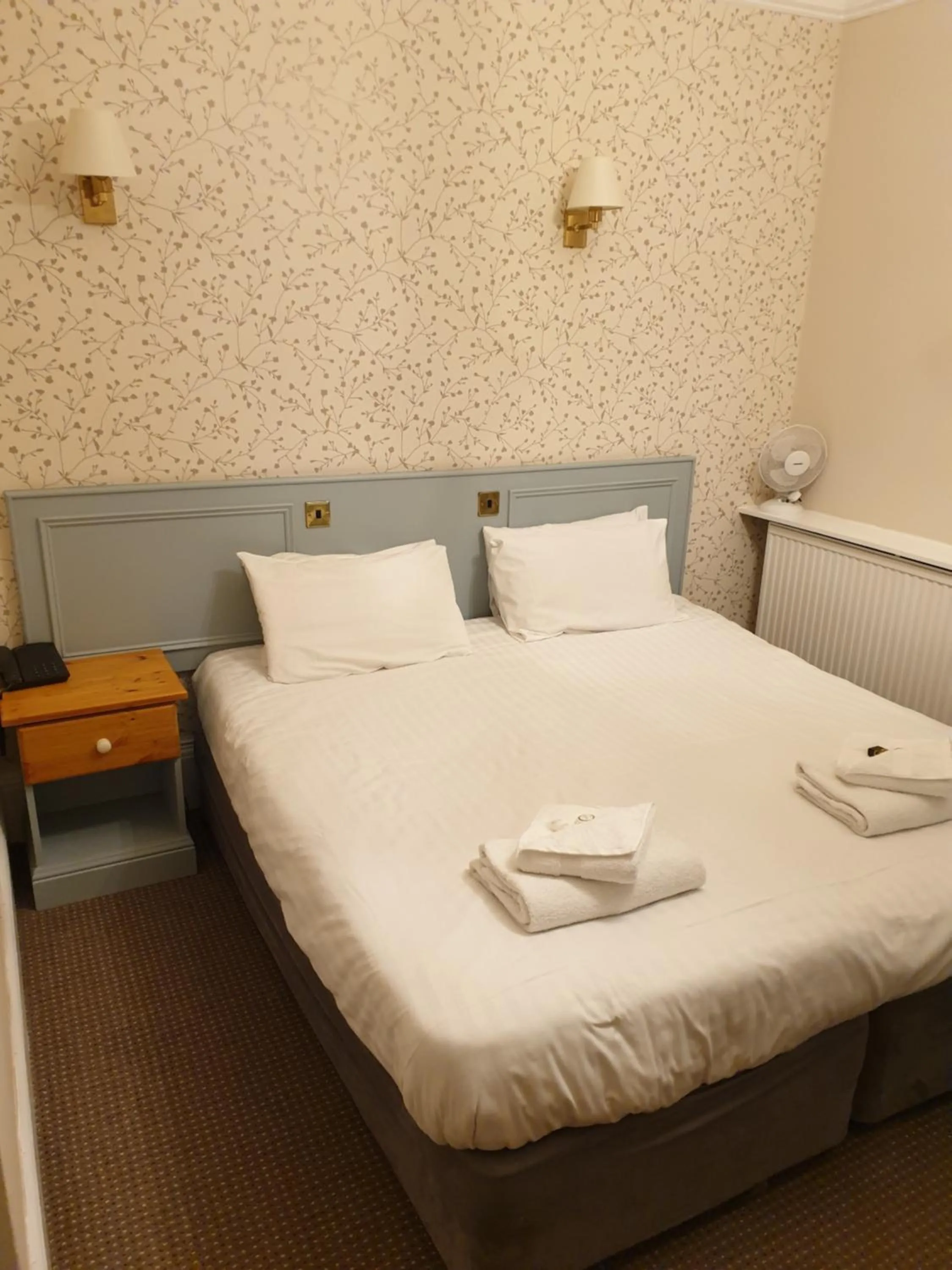 Bedroom, Bed in Fieldways