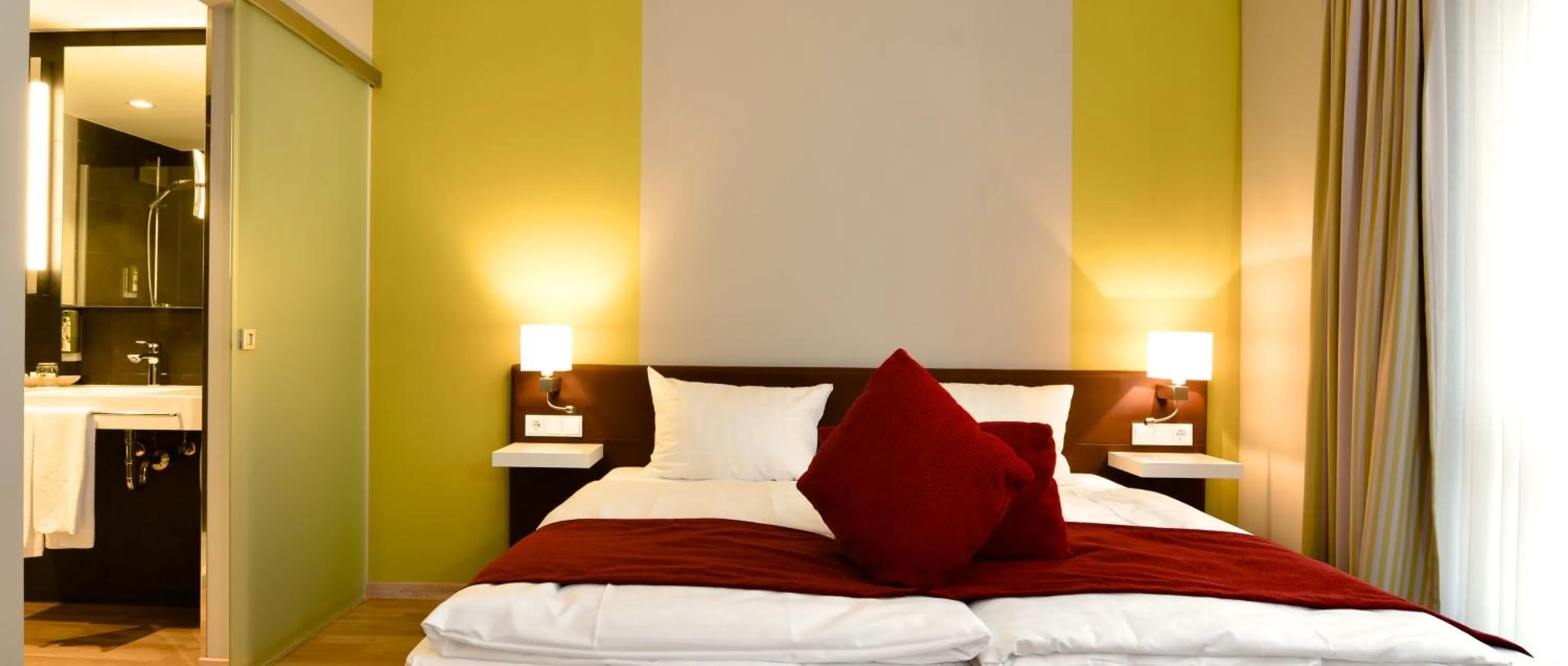 Photo of the whole room, Bed in Weinhotel Kaisergarten