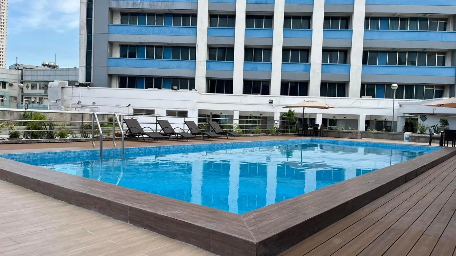 Swimming pool in Pearl Manila Hotel