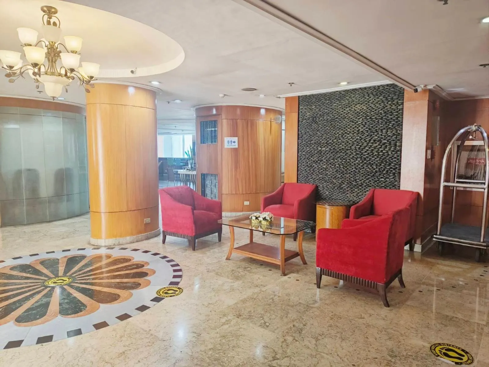 Lobby or reception in Pearl Manila Hotel