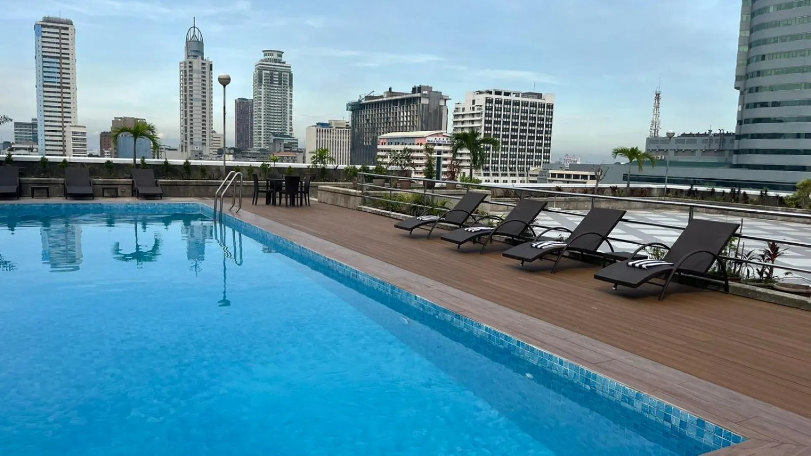 Swimming pool in Pearl Manila Hotel