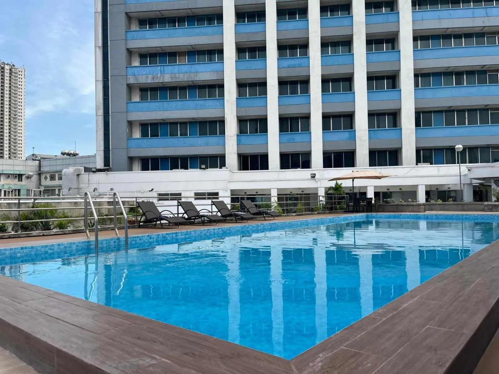 Swimming pool in Pearl Manila Hotel