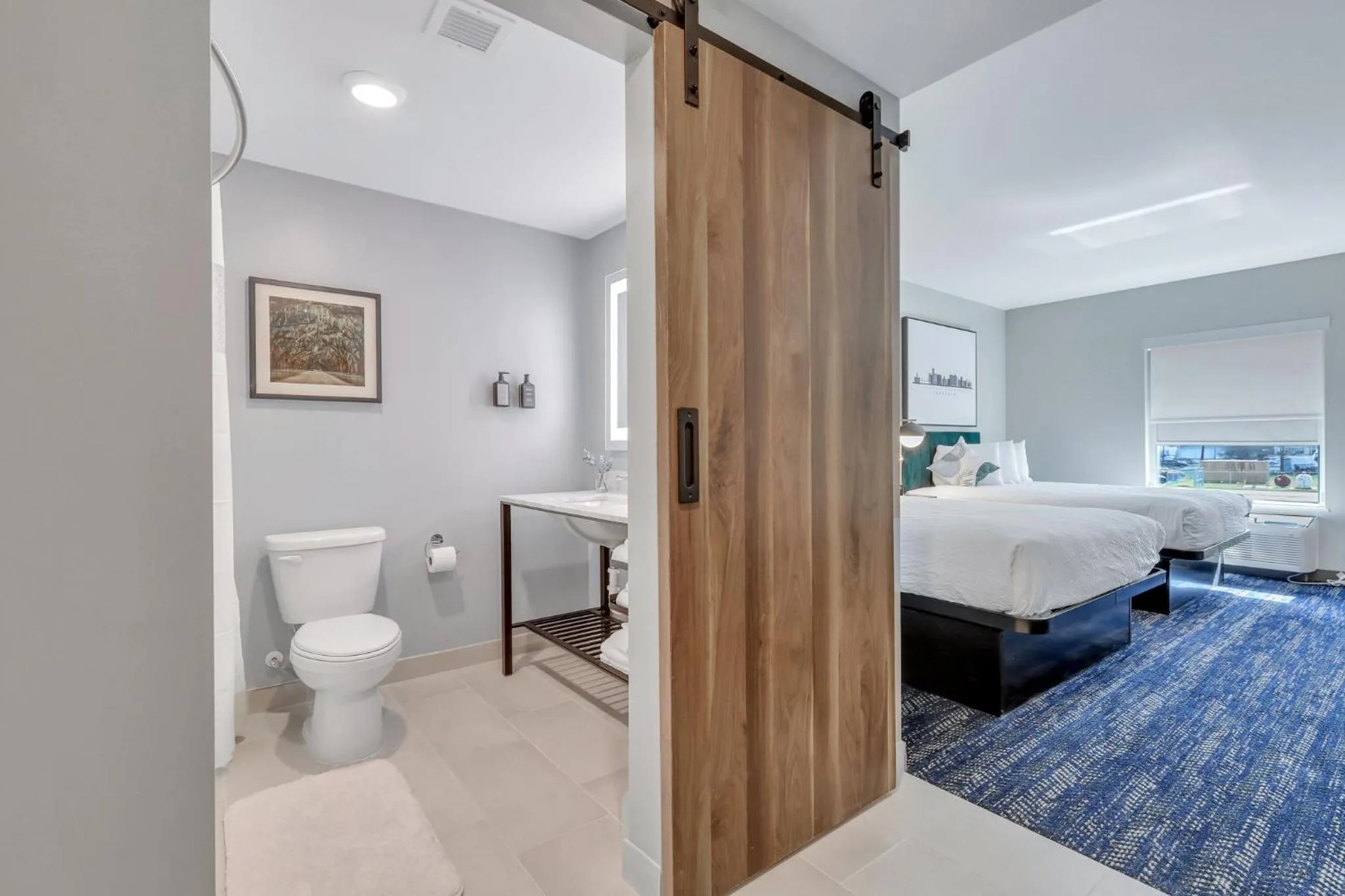 Toilet, Bed in The Kingston