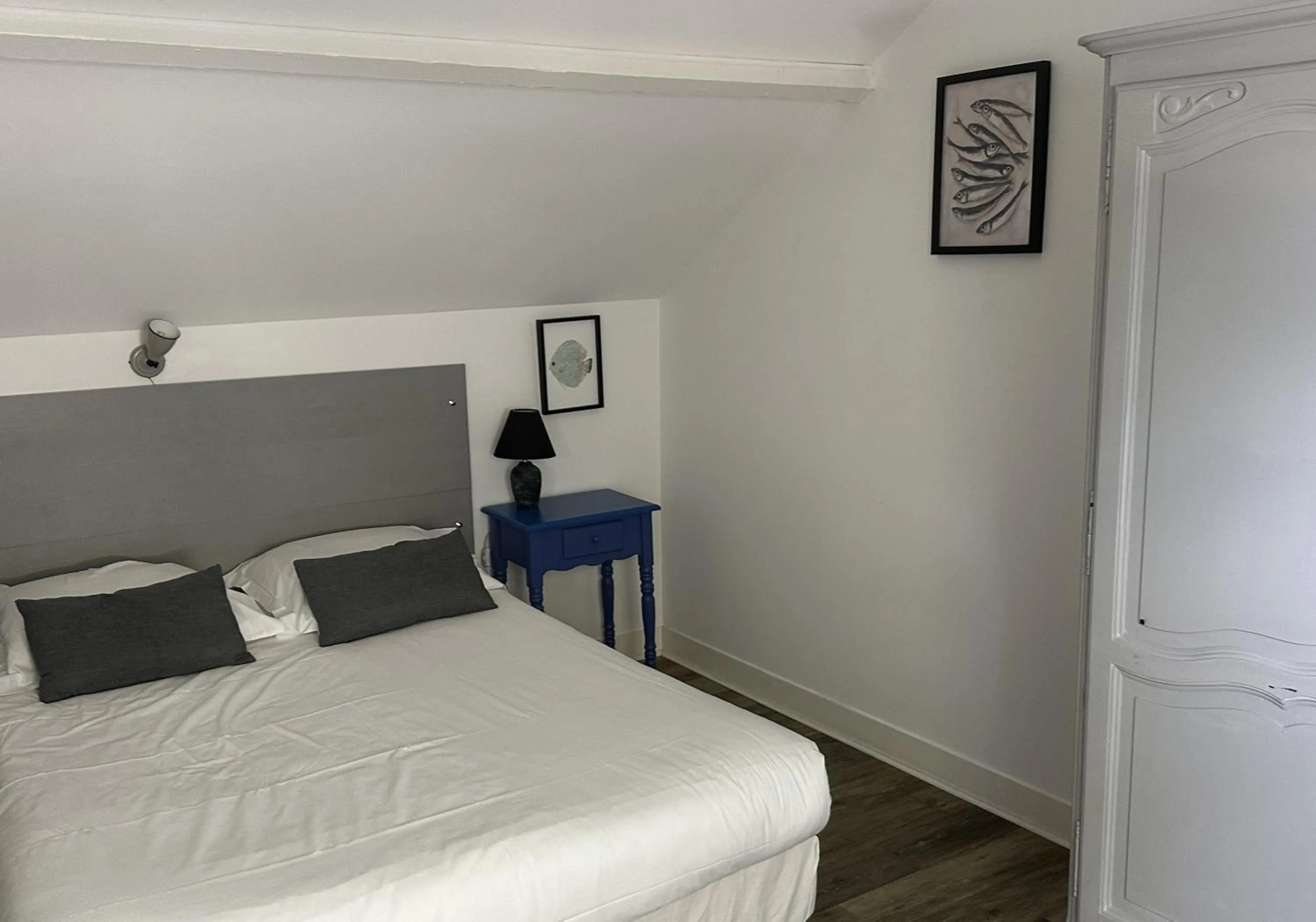 Bed in Logis Hôtel La Demeure du Perron