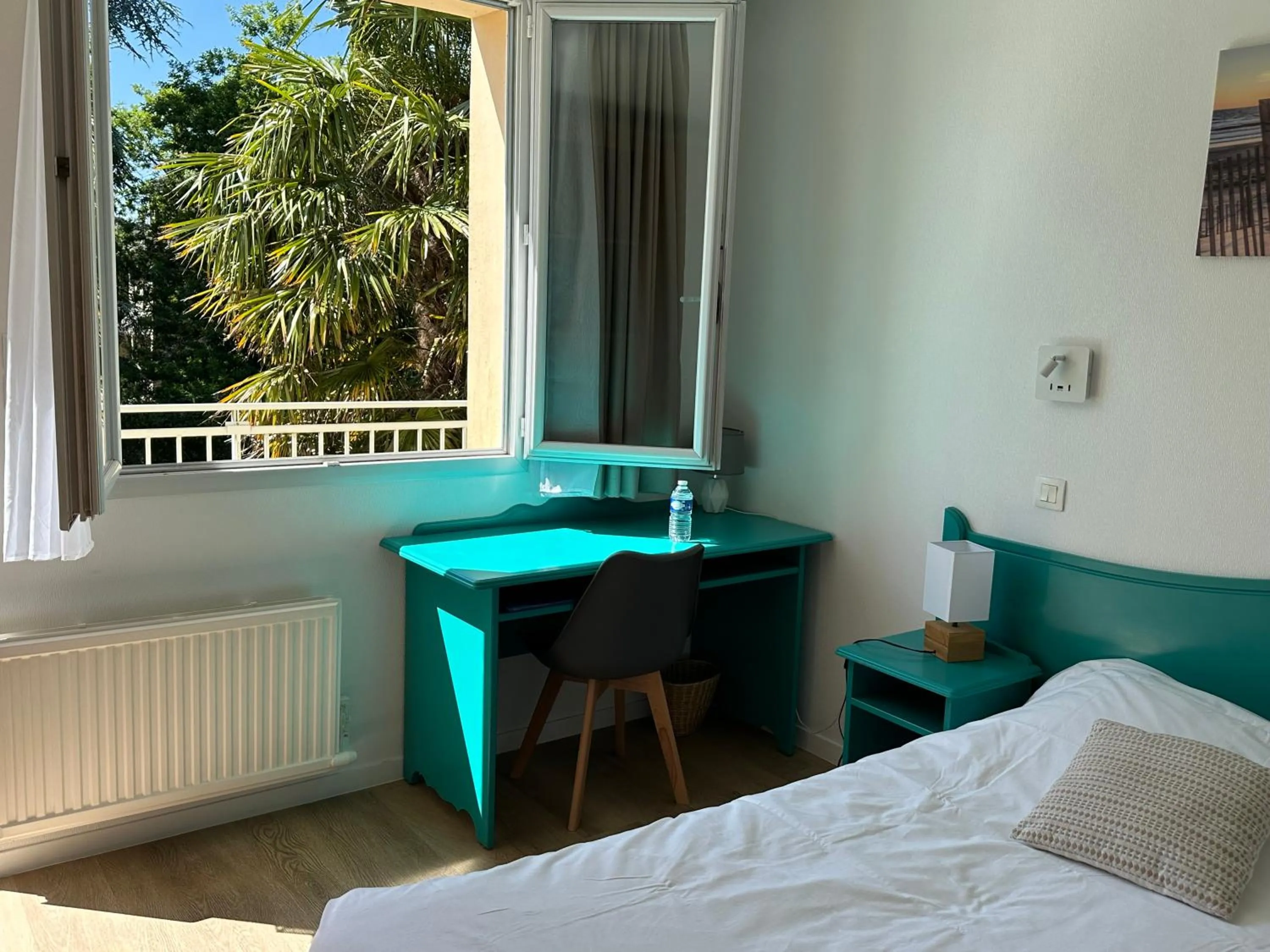 Bed in Logis Hôtel La Demeure du Perron