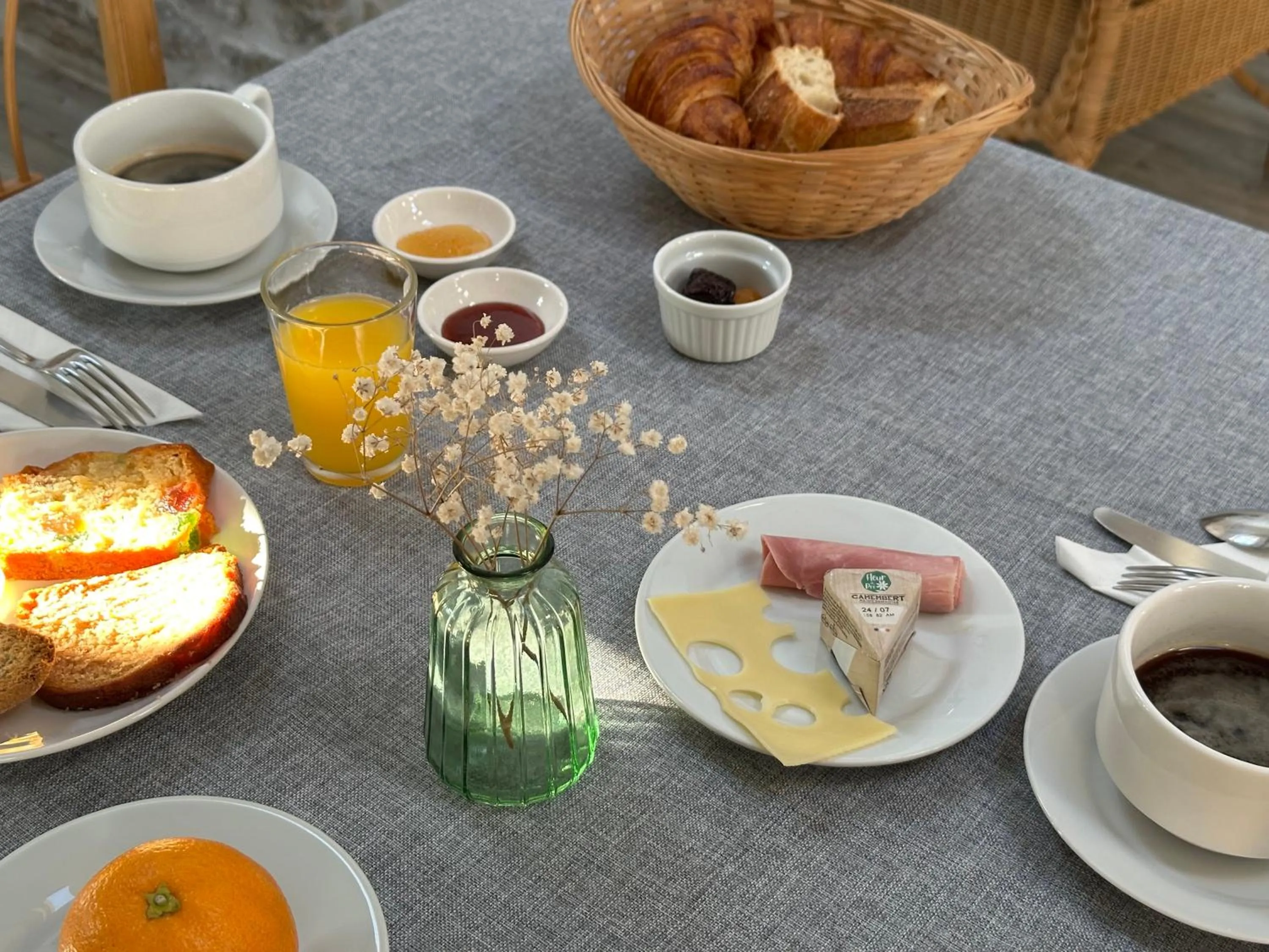 Breakfast in Logis Hôtel La Demeure du Perron