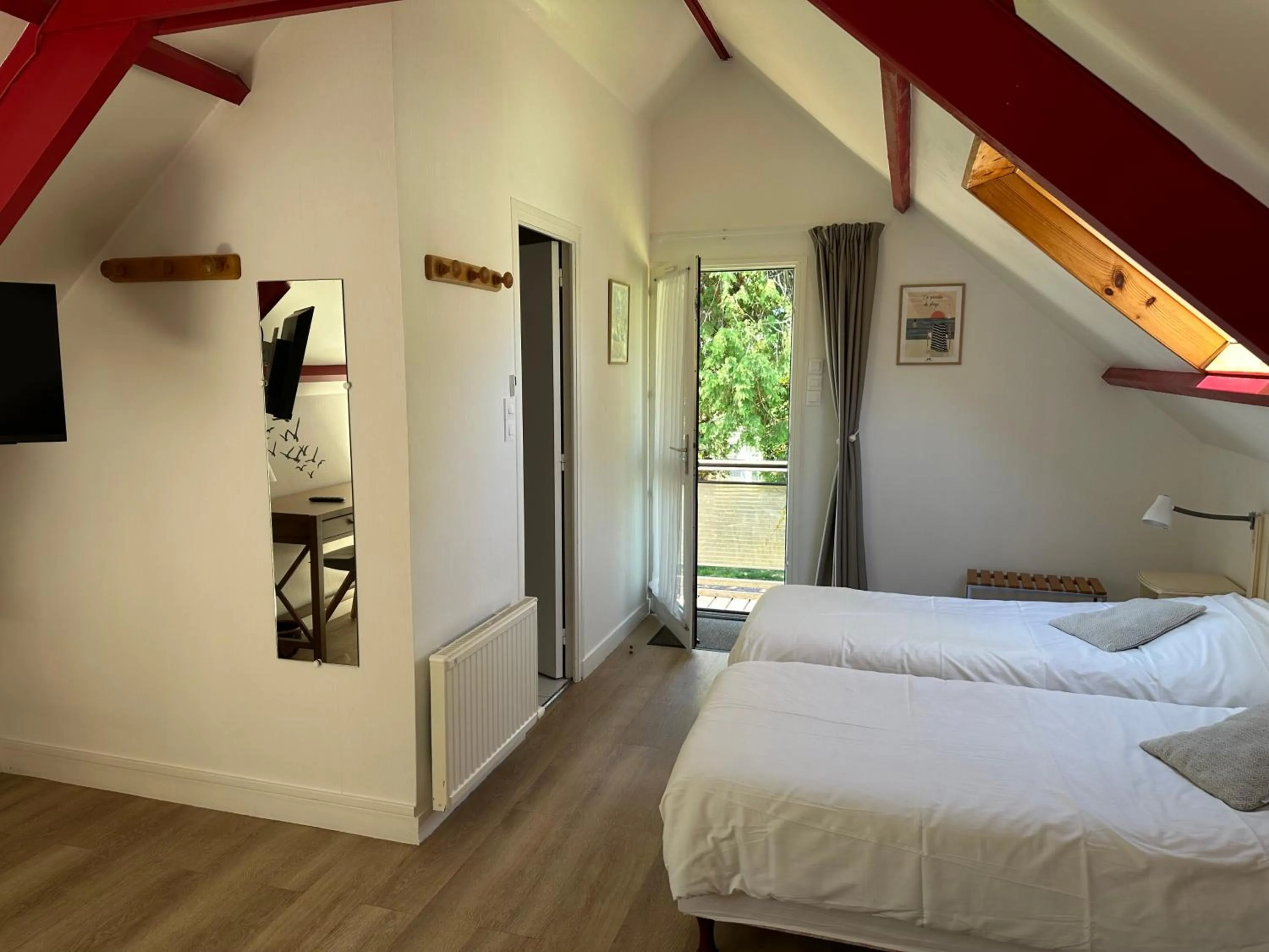 Bed in Logis Hôtel La Demeure du Perron